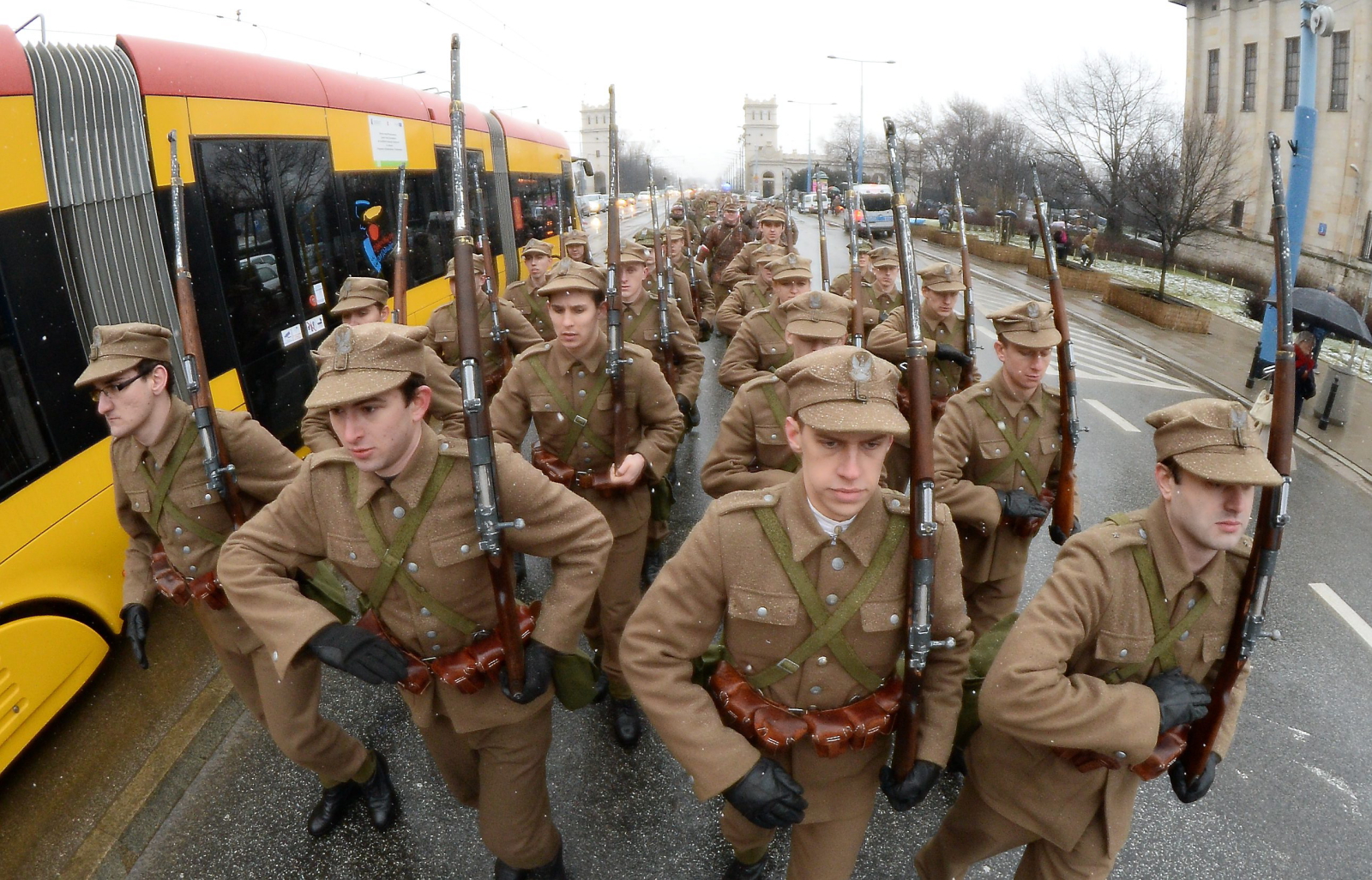 Przemarsz uczestników apelu pamięci, jaki odbył się na dziedzińcu Muzeum Wojska Polskiego, na plac Piłsudskiego przed Grób Nieznanego Żołnierza