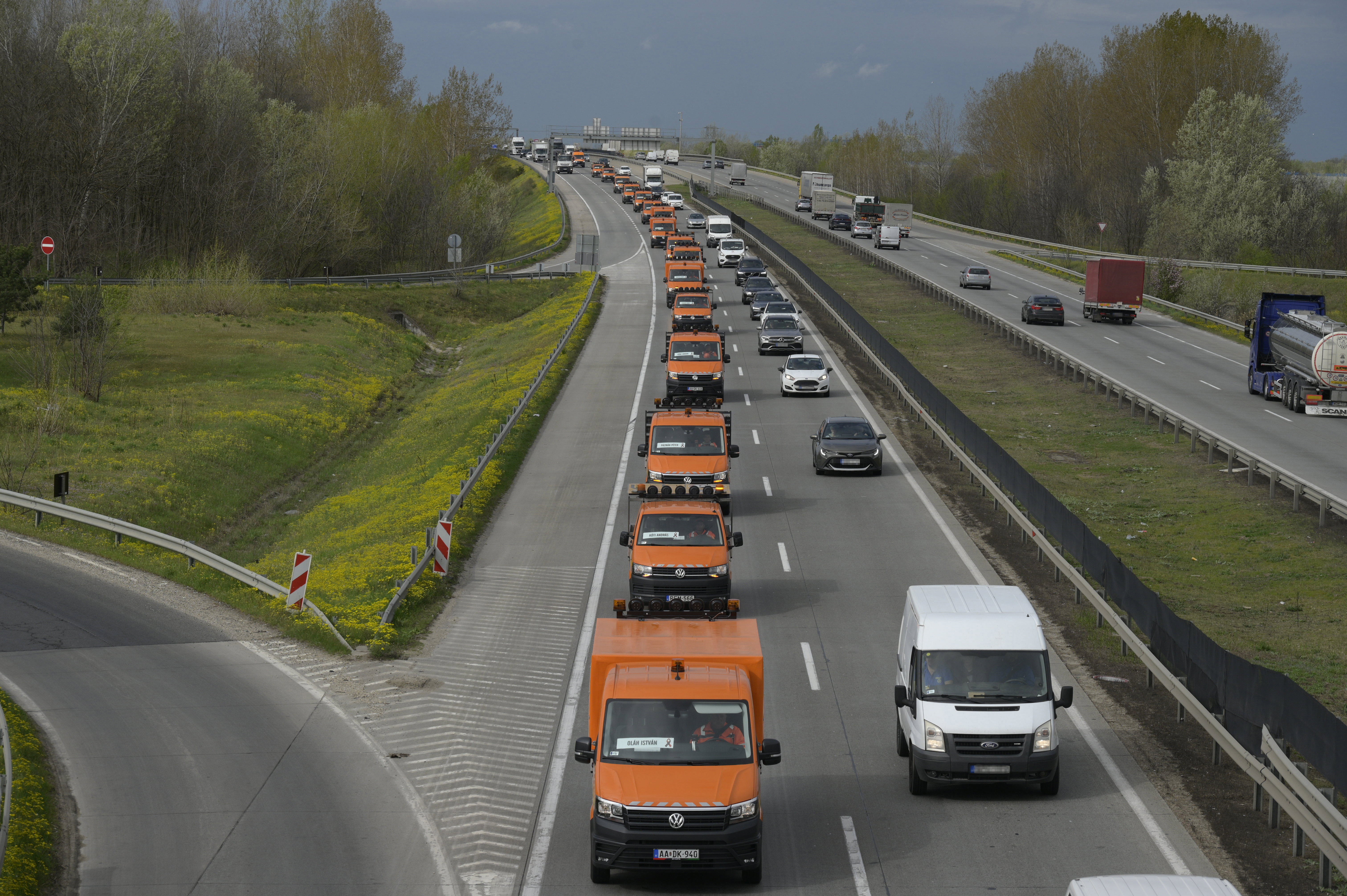 Pótolhatatlan a hiányuk: konvojos vonulással emlékeztek a munkavégzés közben elgázolt közútkezelőkre  – fotók