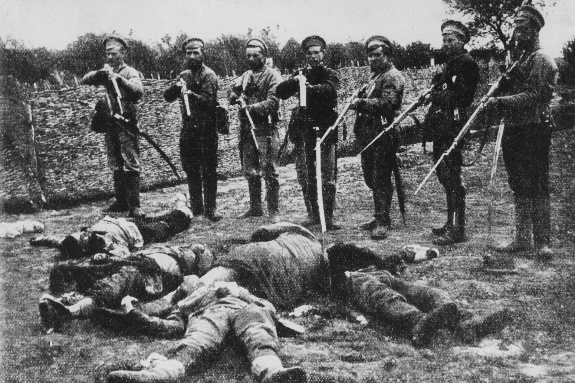 Żołnierze tzw. Białej Armii pozujący nad ciałami żołnierzy Armii Czerwonej podczas rosyjskiej wojny domowej, ok. 1917-1921 r.