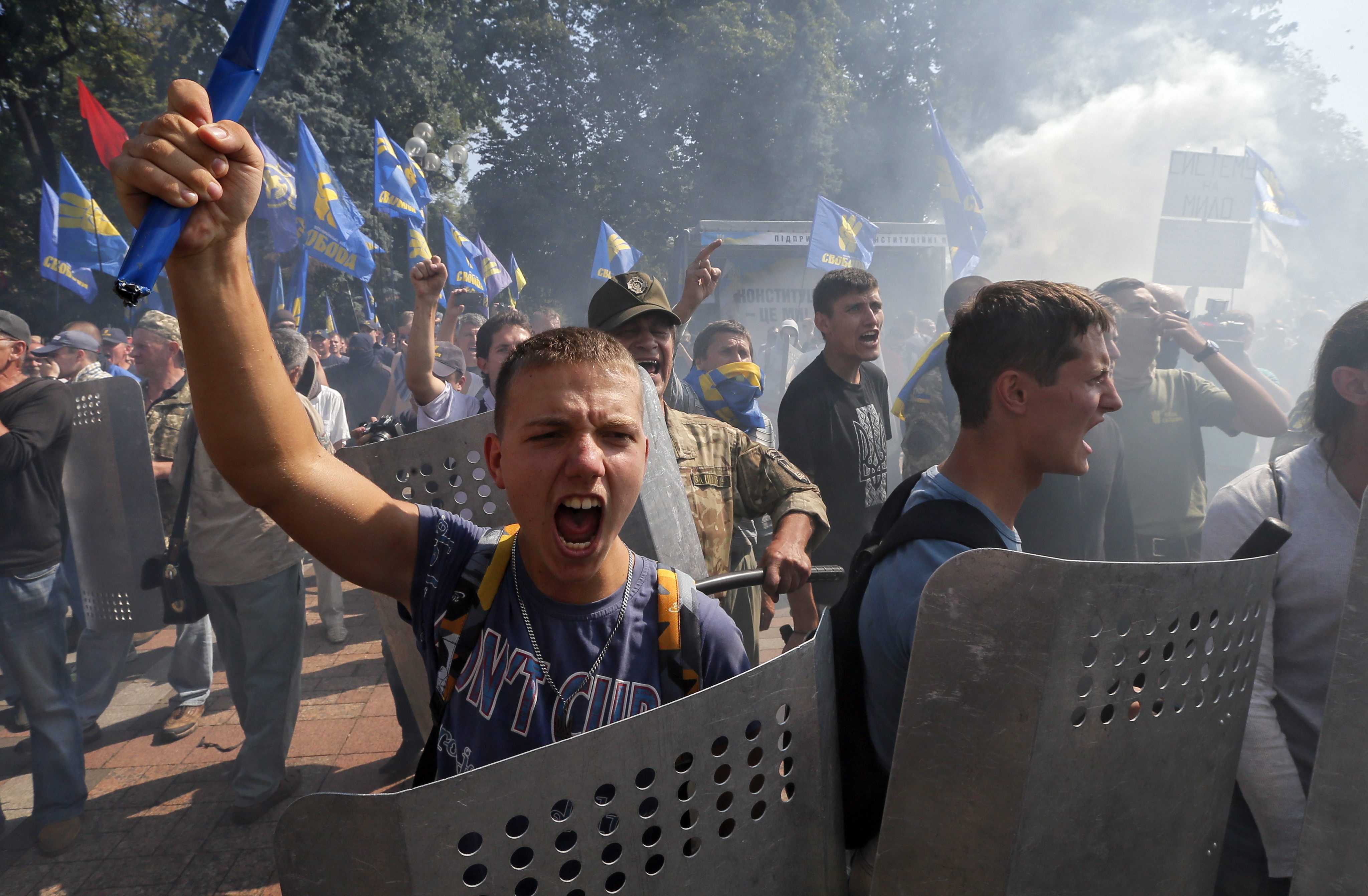 Tymczasem przedstawiciel ministerstwa spraw wewnętrznych Ołeksandr Tereszczuk powiadomił, że zatrzymano 30 najbardziej agresywnych protestujących, w tym osobę, która najprawdopodobniej rzuciła granat.