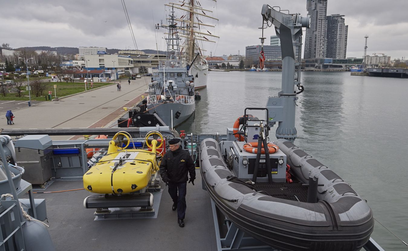 Sonar i łódź motorowa na pokładzie nowego okrętu, niszczyciela min ORP Kormoran II