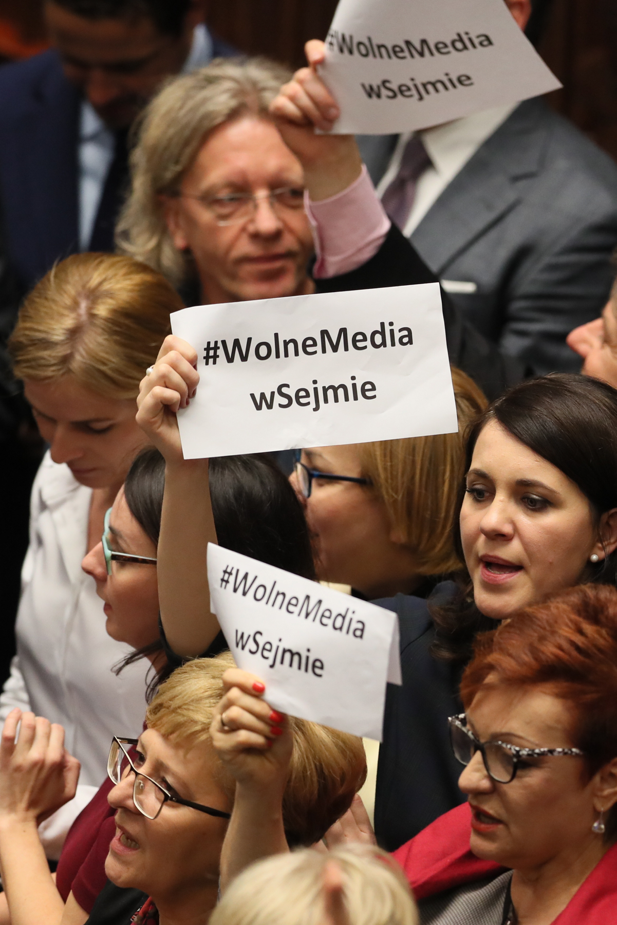 Opozycja okupuje mównicę sejmową; posiedzenie w obronie wolnych mediów, Warszawa, 16 grudnia 2016 r