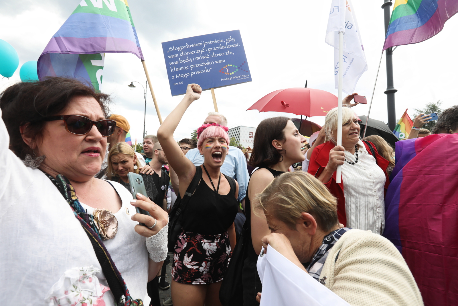 Na trasie marszu, szczególnie na skrzyżowaniach i na przejściach dla pieszych, jeszcze kilkukrotnie próbowano go zablokować. Przed wejściem uczestników Marszu Równości na plac przed białostocką katedrą, próbowano zmienić trasę i ominąć ten plac, jednak na zmienionej trasie odbywało się wcześniej zarejestrowane zgromadzenie. Marsz musiał więc zawrócić i przejść obok katedry, jednak nie przez plac a ulicą obok. Tam doszło do najpoważniejszego - zdaniem policji - incydentu: próbowano blokować marsz, a w stronę policjantów rzucano kamieniami i butelkami, funkcjonariusze musieli użyć środków przymusu.