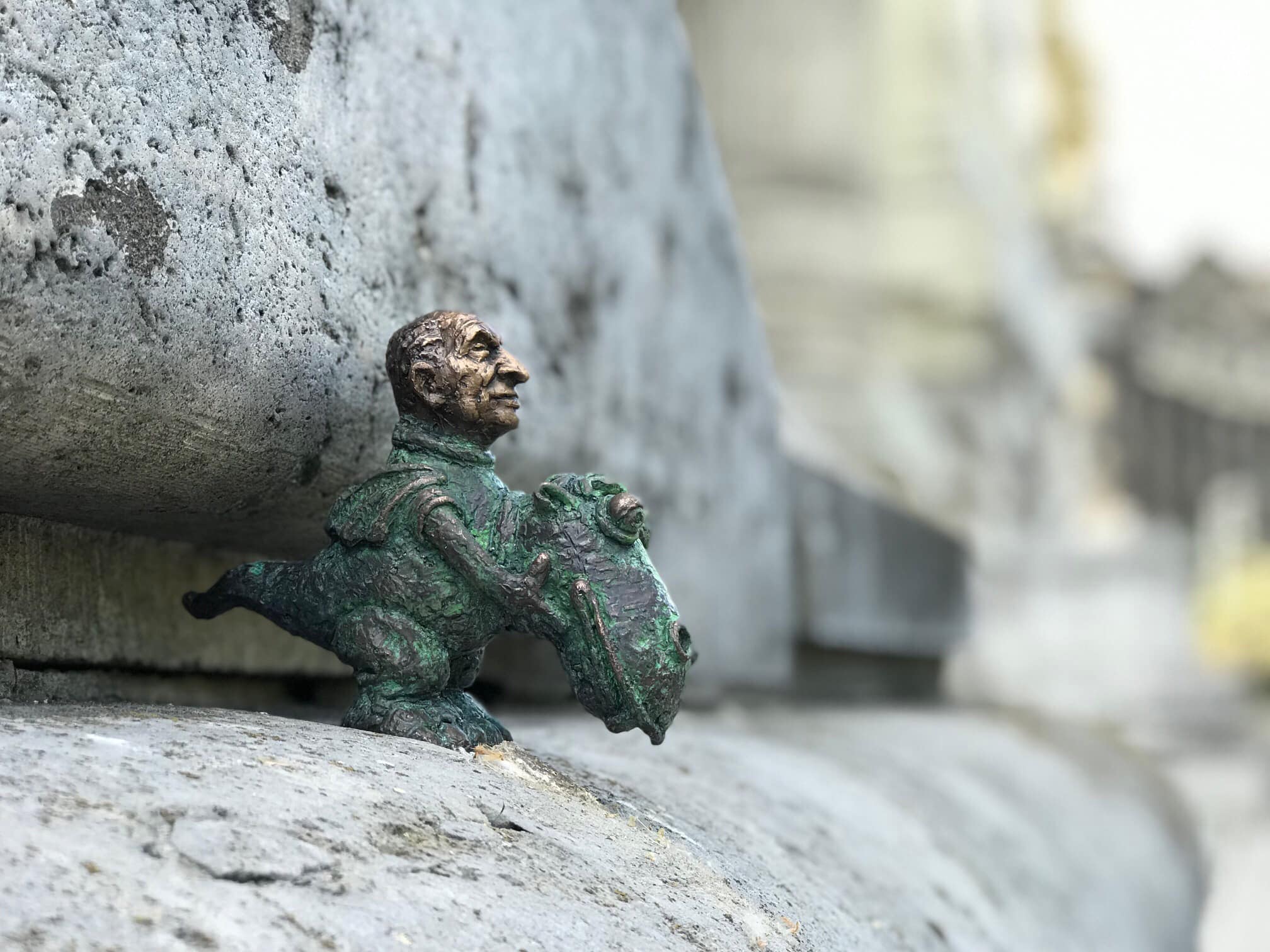 Bűbájos szobrocskával tisztelegnek Süsü, a sárkány előtt Budapesten - Blikk