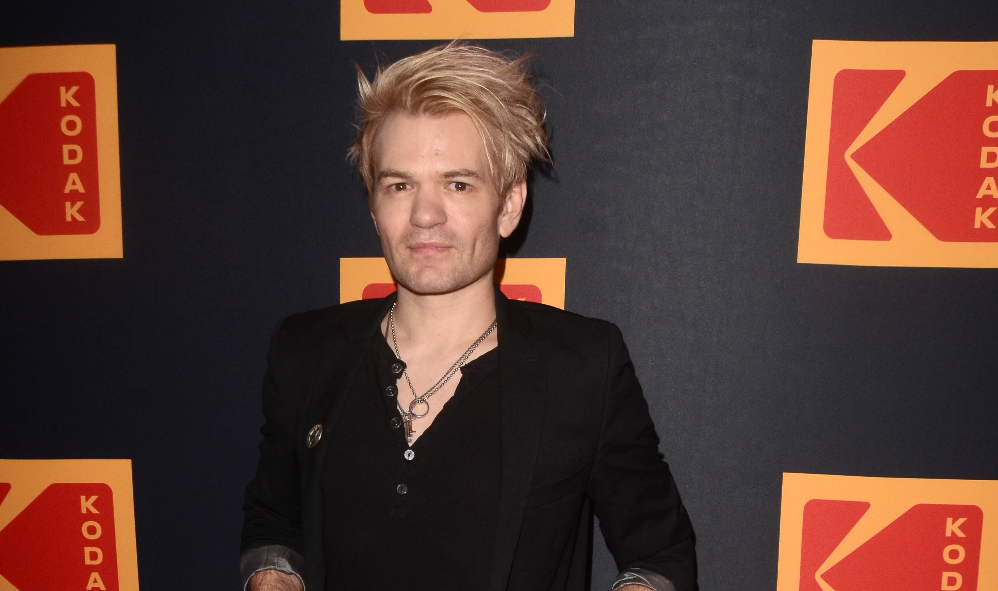 Kórházba vitték a Sum 41 frontemberét, életveszélyben van