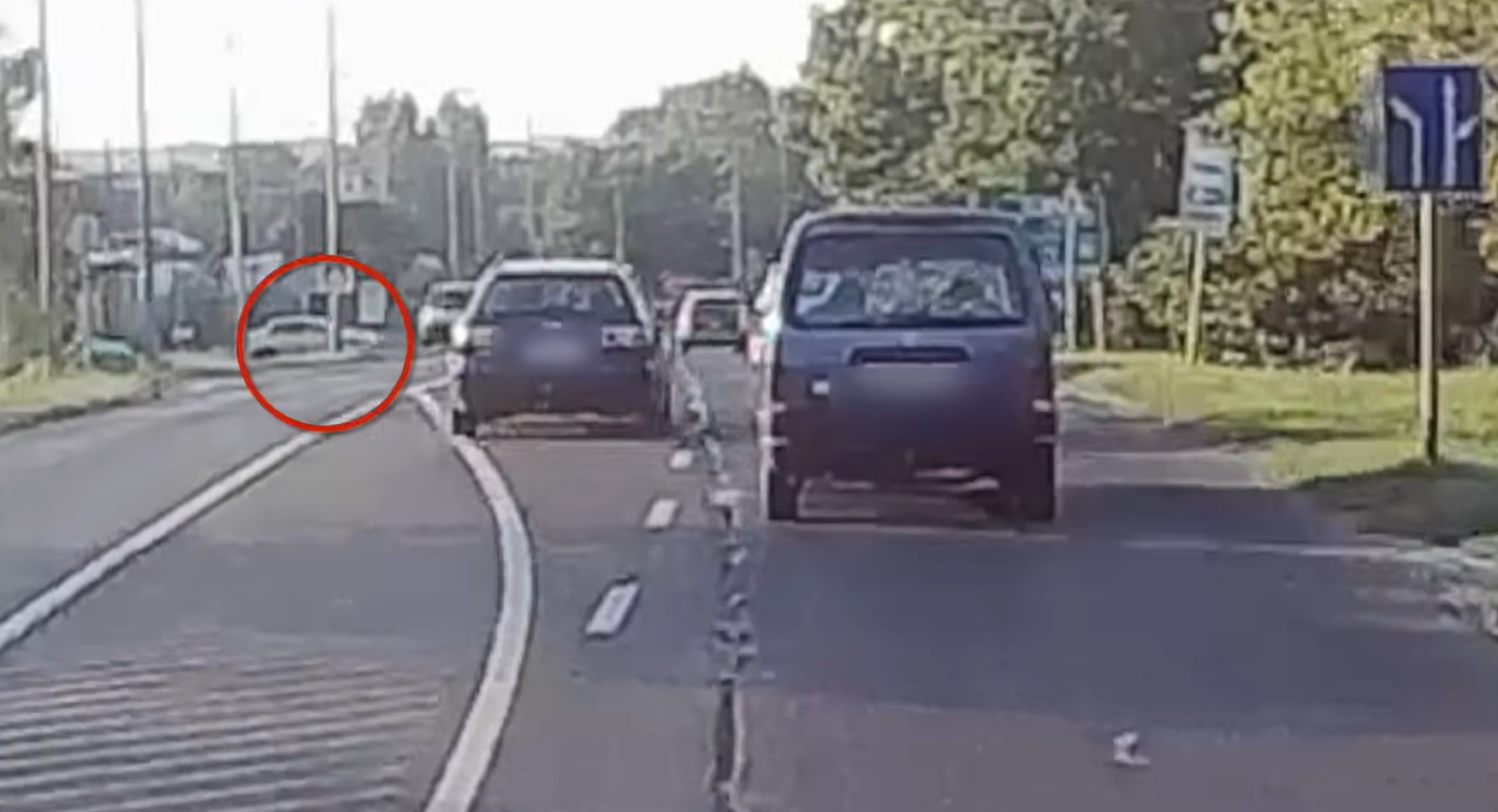 Mi történik a magyar utakon? Újabb sofőr kezdett felelőtlenül száguldozni, centiken múlott a tragédia – videó