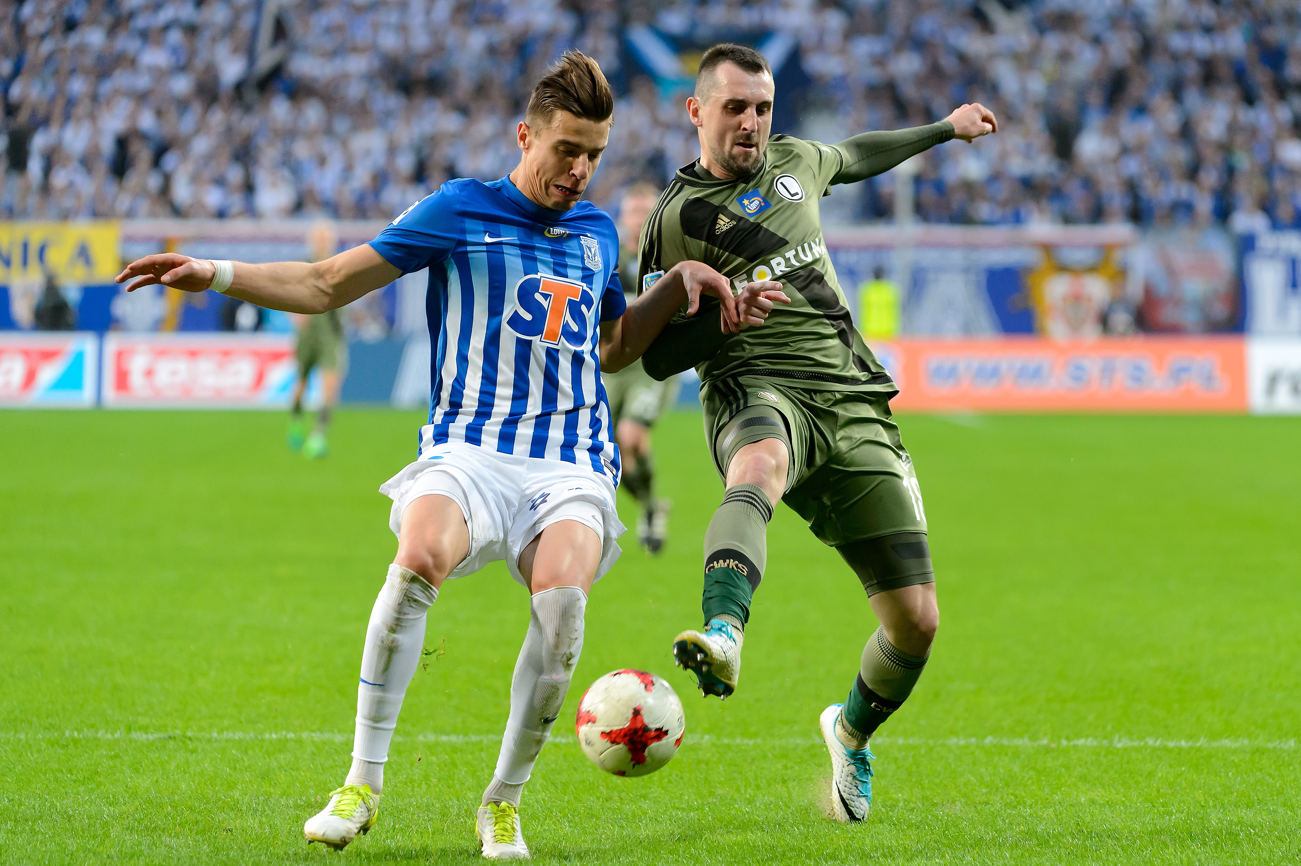 Piłkarz Lecha Poznań Jan Bednarek (L) i Michał Kucharczyk (P) z Legii Warszawa