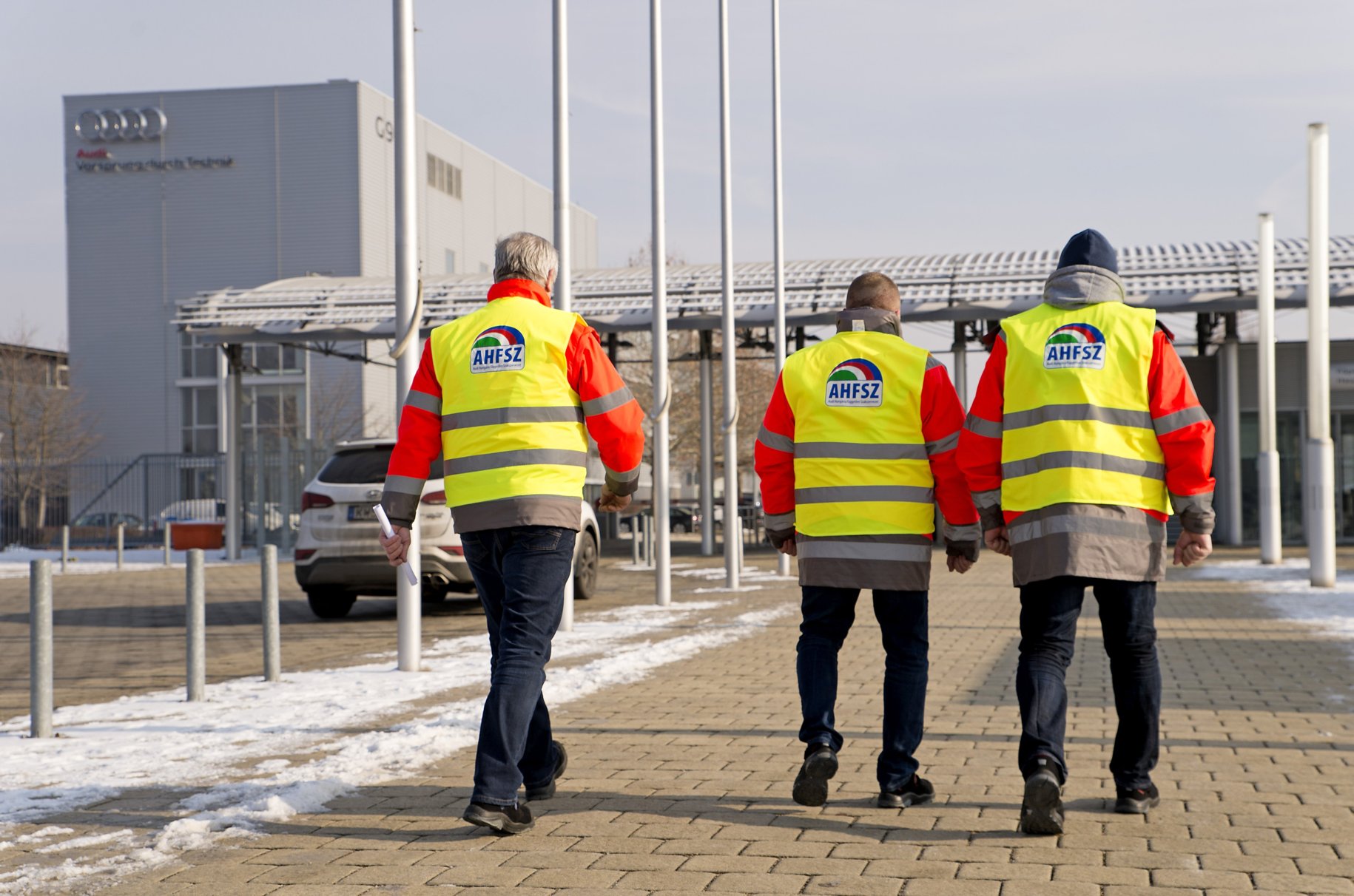 Kikerültek a részletek: ingatlanokba és szerencsejátékba tolták a milliókat a bilincsben elvitt Audi szakszervezeti vezetői