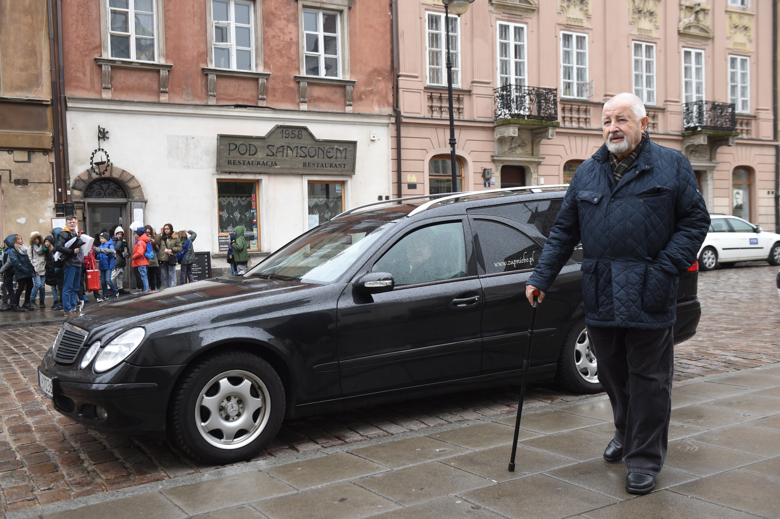 Po mszy urna z prochami Andrzeja Wajdy przeniesiona została do krypty w kapitularzu dominikańskim. W środę urna zostanie przewieziona do Krakowa, gdzie w bazylice Świętej Trójcy o godz. 14.30 odprawiona zostanie msza żałobna. Tego dnia, o godz. 16.30, odbędzie się pogrzeb; prochy Andrzeja Wajdy spoczną w grobie rodzinnym na cmentarzu na Salwatorze.