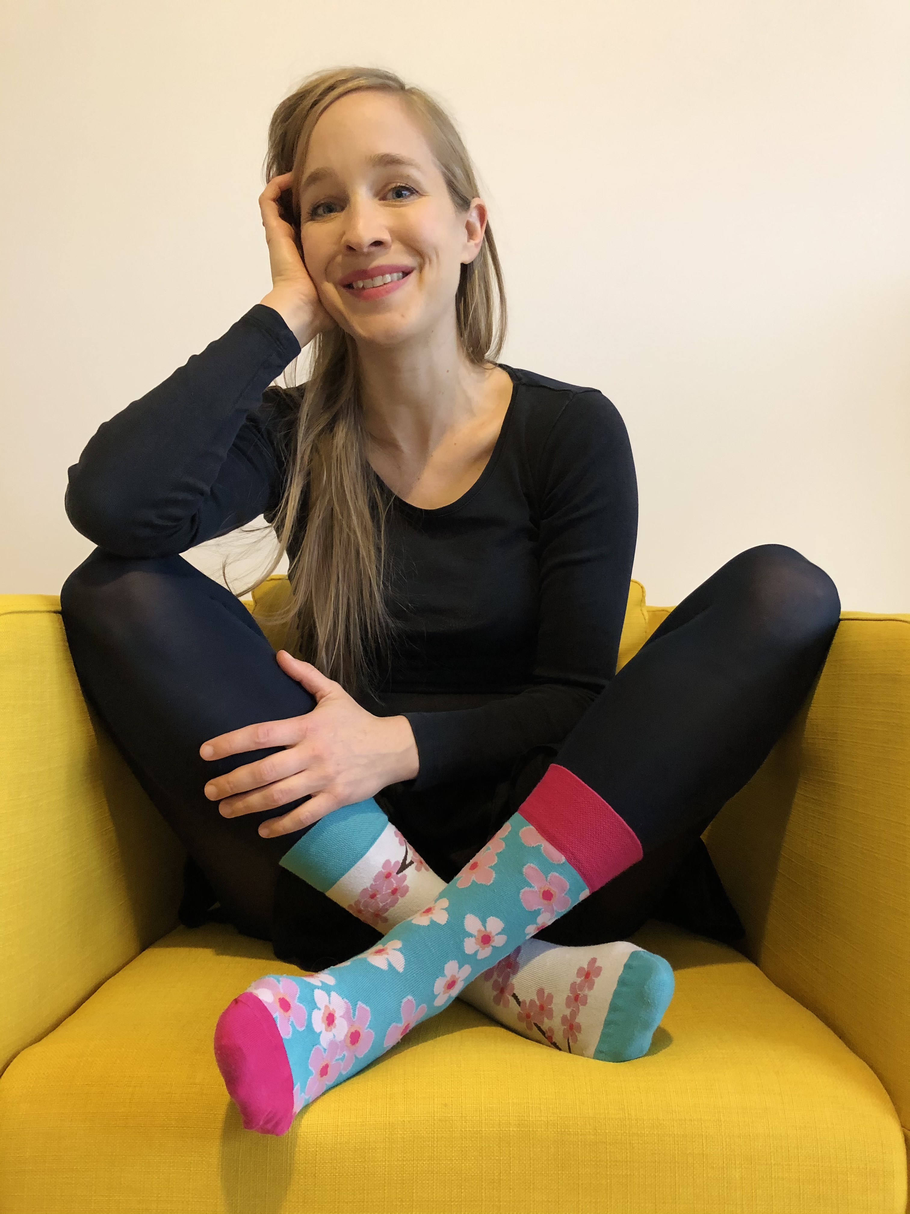 Ismert emberek húznak felemás zoknit a Down-szindróma világnapján - Blikk