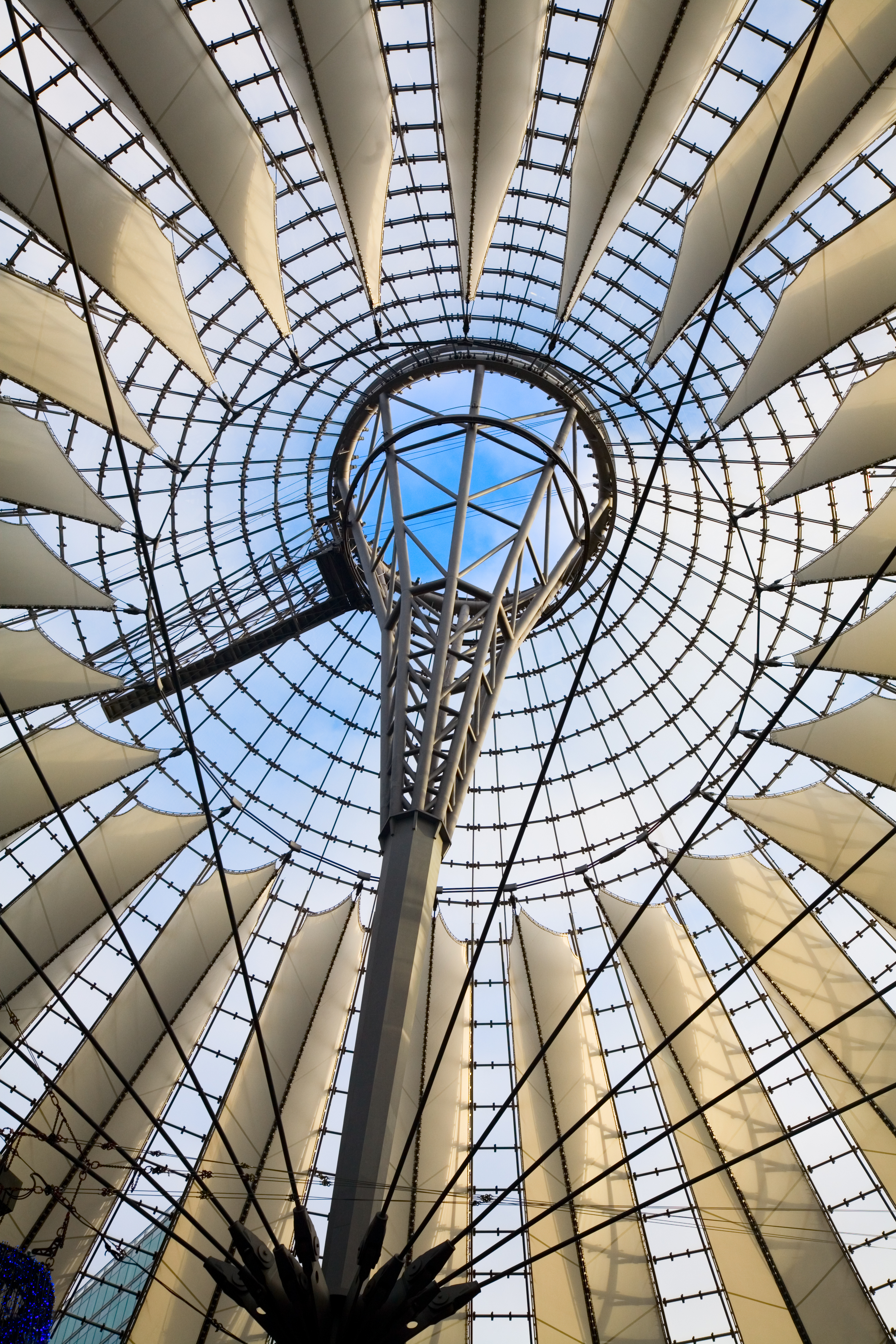 Główną atrakcję turystyczną Postdamerplatz stanowi siedziba firmy Sony - monolityczny budynek ze szkła i stali z imponującą konstrukcją dachową. W czasie międzynarodowego festiwalu filmowego Berlinale Sony Centre przyciąga znanych aktorów i reżyserów z całego świata