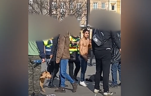 Őrjöngve tombolt egy félmeztelen férfi a Széll Kálmán téren, miután betört egy ajtót: segítsen a rendőrségnek a megtalálásában – videó
