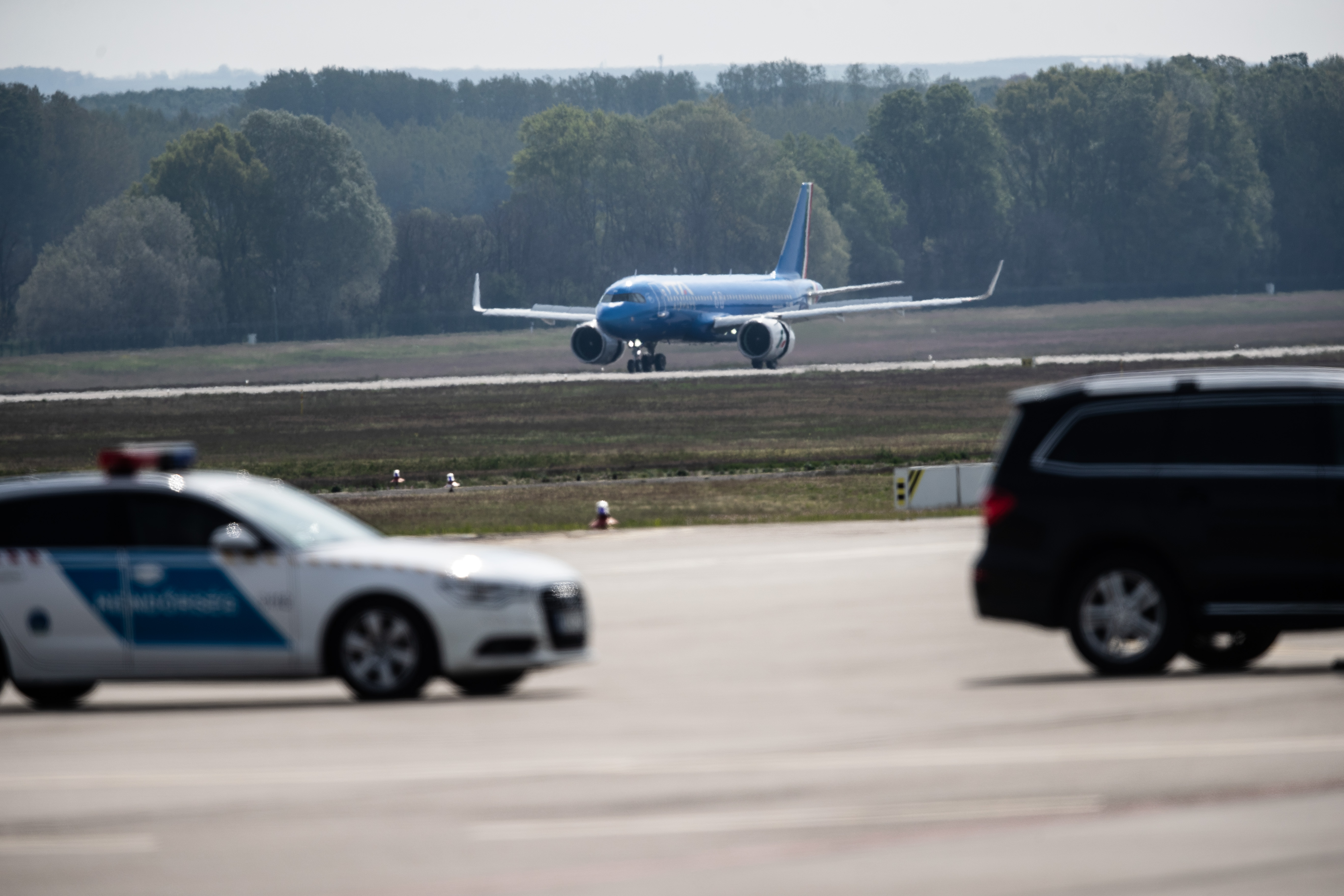 Mentő balesetezett a Ferihegyi reptérre vezető úton, lezárták a szakaszt