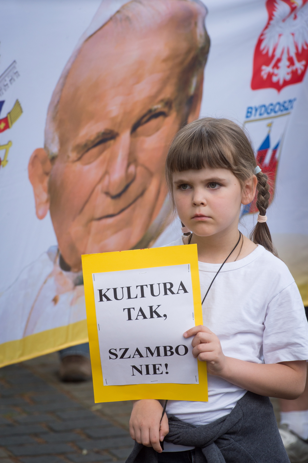 Protest środowisk narodowo-prawicowych przed Teatrem Polskim w Bydgoszczy, gdzie odbył się pokaz filmowy rejestracji spektaklu