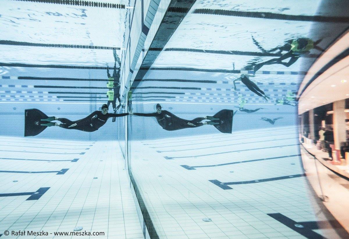 Podczas zakończonych w sobotę XIII Basenowych Mistrzostw Polski we Freedivingu najlepszy polski nurek swobodny przepłynął pod wodą na jednym oddechu 285 m! Tego niesamowitego wyczynu Mateusz Malina dokonał w dyscyplinie dynamika w płetwach (DYN), a miejscem pierwszego rekordu świata ustanowionego w Polsce był najnowocześniejszy kompleks basenowy we wschodniej Polsce – Aqua Lublin.
