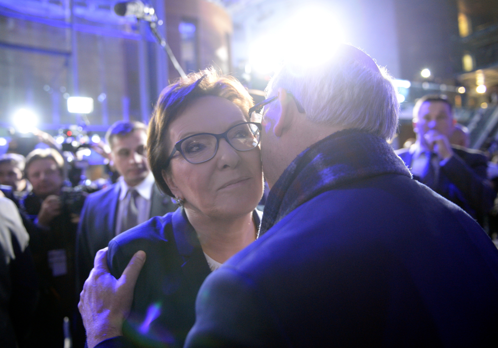 Mówiąc z kolei o współpracy z prezydentem Andrzejem Dudą, zauważyła, że umie on rozmawiać tylko ze swoim obozem politycznym. Odniosła się także do kwestii afer: Pani mówi o aferze podsłuchowej? Ja potrafiłam przeprosić za słowa moich kolegów? Nieskazanych. A czy pani potrafiłaby przeprosić za aferę największą w III RP - SKOK-ów? Ja też miałam z SKOK-ach swoje kredyty, które spłacałam, co do grosika i jestem rozczarowana. A pani koledzy nie przeklinają, nie jedzą ośmiorniczek? Pokazujecie się jako nadludzie. Ja tego nie pochwalam.