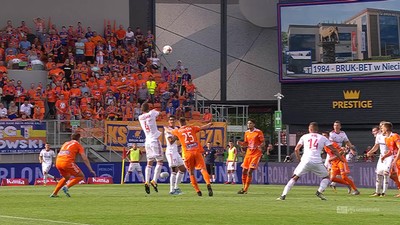 Bruk-Bet - Górnik Z. (0:1): Jak nie Mucha, to poprzeczka... Wieteska uderzył świetnie, ale kilka centymetrów za wysoko. Duże szczęście niecieczan