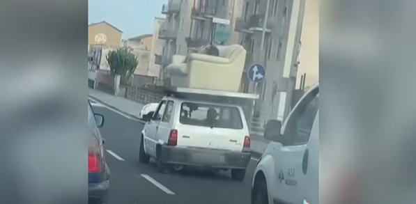 Mr. Bean tényleg él: autó tetejére szíjazott kanapén sziesztázott egy férfi - videó