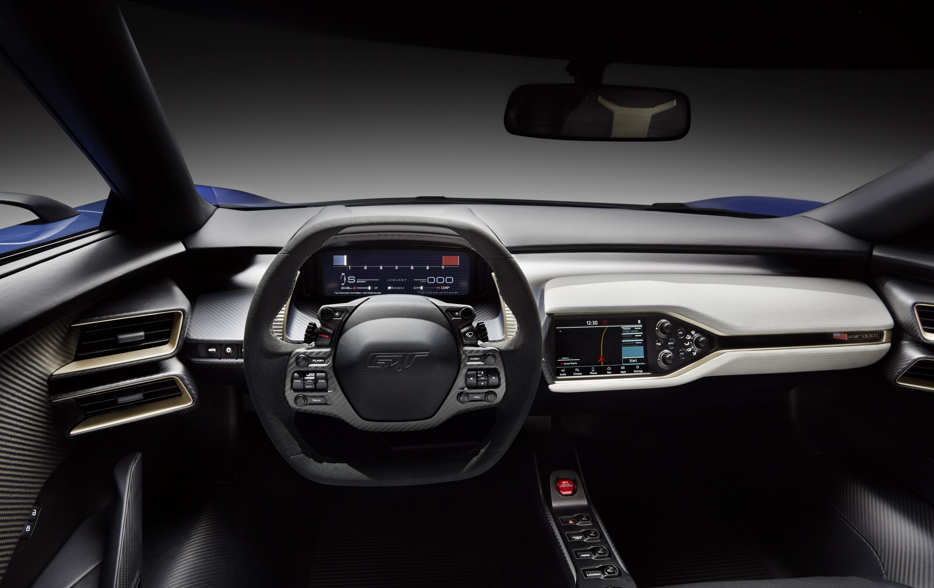 W desce rozdzielczej świeci ekran dotykowy, który pozwala obsługiwać system informacyjno-multimedialny Ford SYNC 3. Zza obładowanej na wzór F1 przyciskami kierownicy wystają długie, aluminiowe łopatki od ręcznej obsługi skrzyni biegów. Monitorek w desce rozdzielczej pozwala na sterowanie systemem informacyjno-multimedialnym Ford SYNC 3.