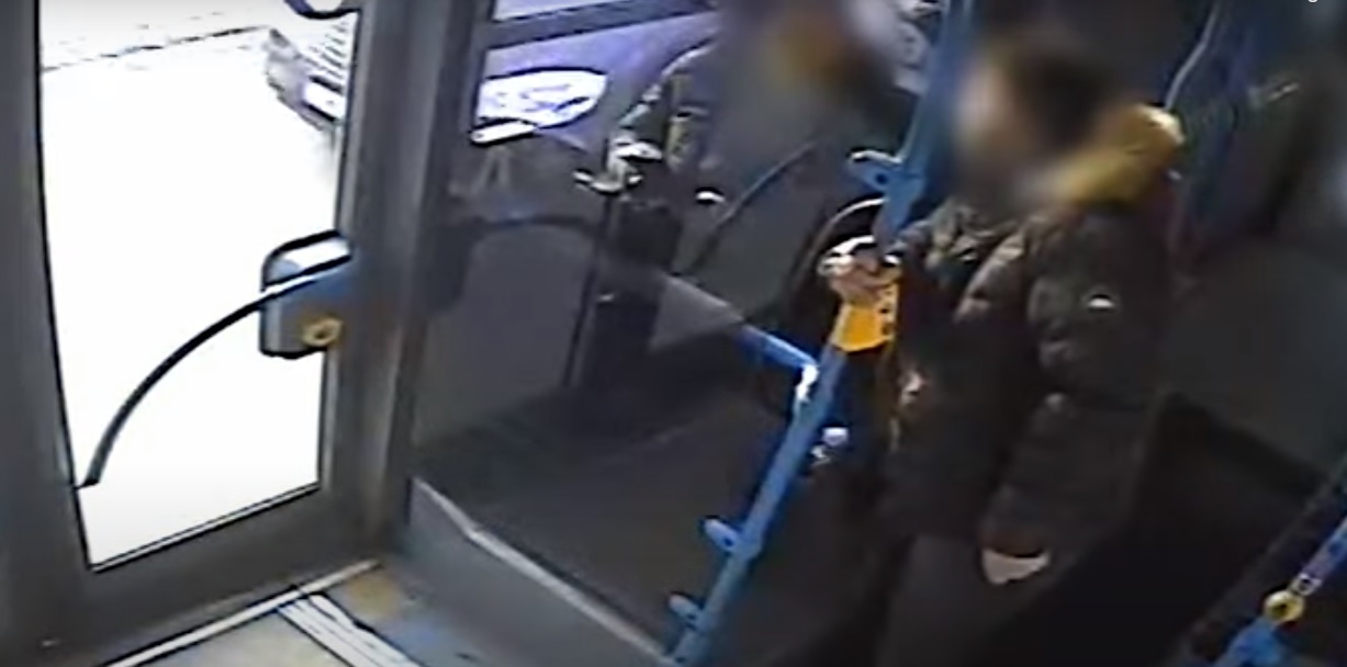 Videón, ahogy rátámad az SZFE-s maszkot viselő nőre a csepeli buszon - Blikk