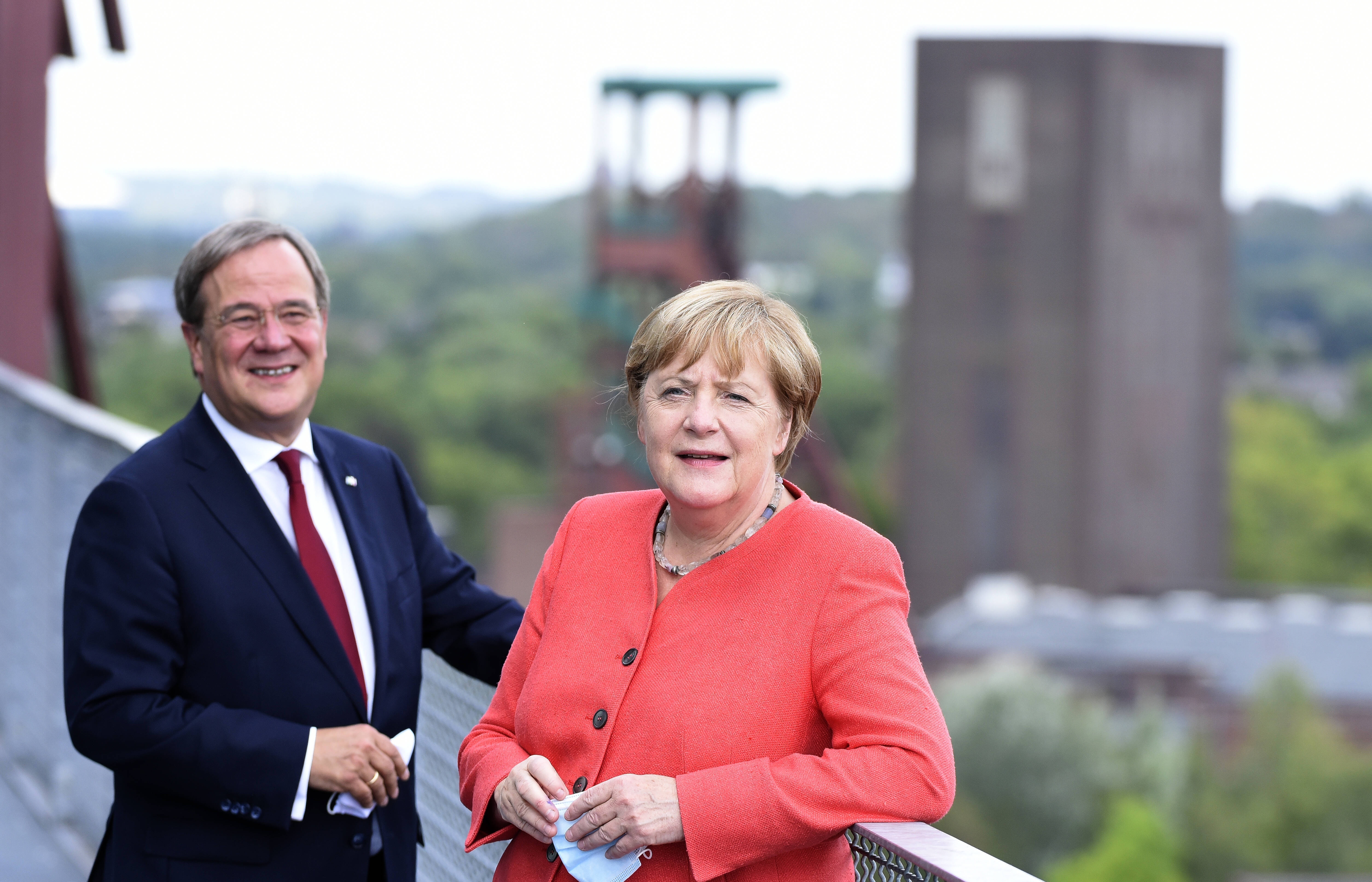Kanclerz Angela Merkel  z premierem Nadrenii  Północnej-Westfalii Arminem Laschetem podczas wizyty w Essen, sierpień 2020 r.