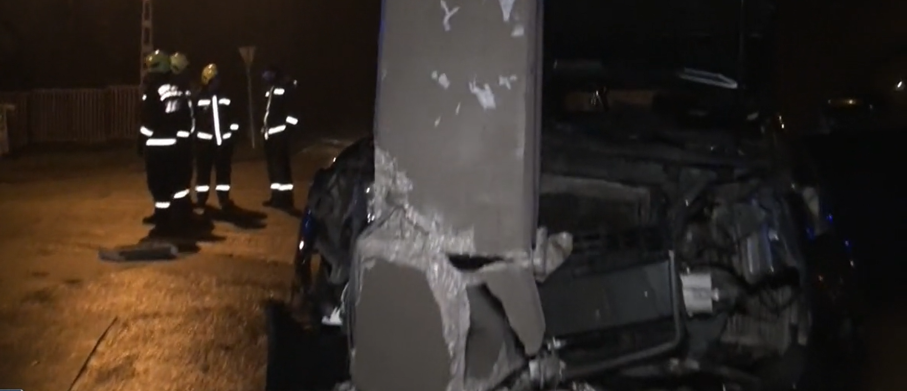 Bizarr autóbaleset Budapesten: az utasoknak sikerült elmenekülniük, az iratokat viszont ott felejtették - videó