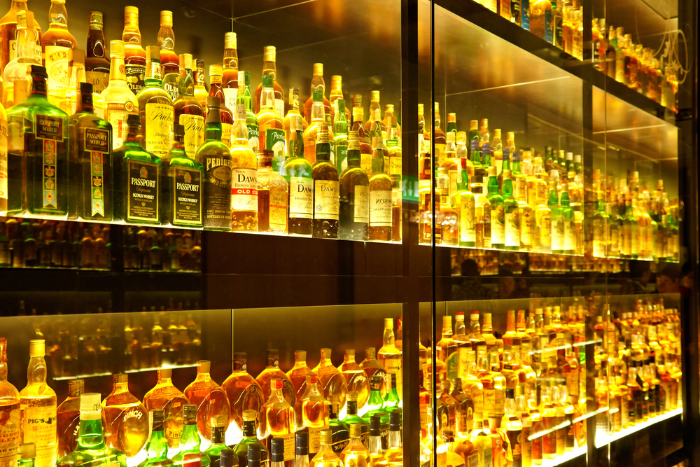 Whisky, koniak, dobre wino... Alkohol to doskonały prezent na każdą okazję