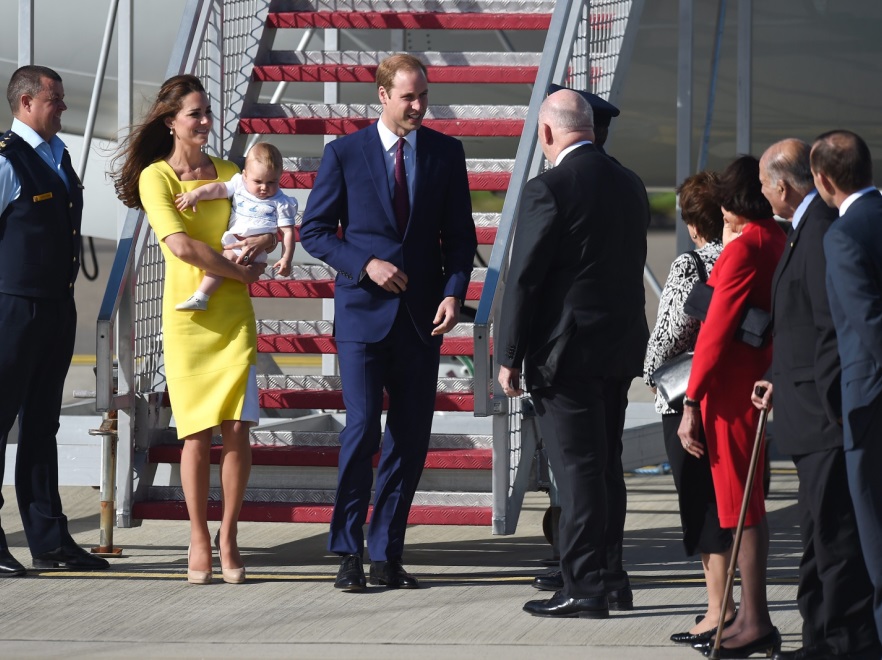 Po przylocie do Sydney księżna zaprezentowała się w żółtej dopasowanej sukience, z białymi wstawkami. Kreacja idealnie na niej leżała, ale mimo to...
