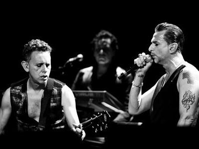 Depeche Mode podczas występu w Berlinie (2018). W tle na klawiszach Andrew Fletcher.