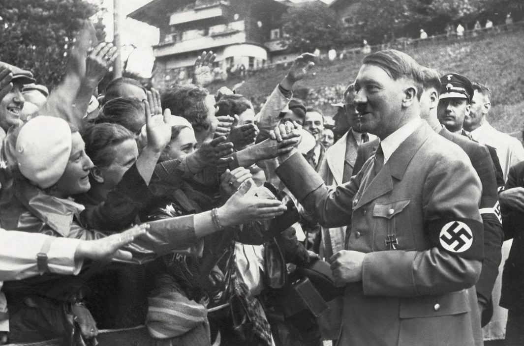 Adolf Hitler cenił bezpośredni kontakt ze swoimi zwolennikami, Berlin, 19 kwietnia 1937 r.