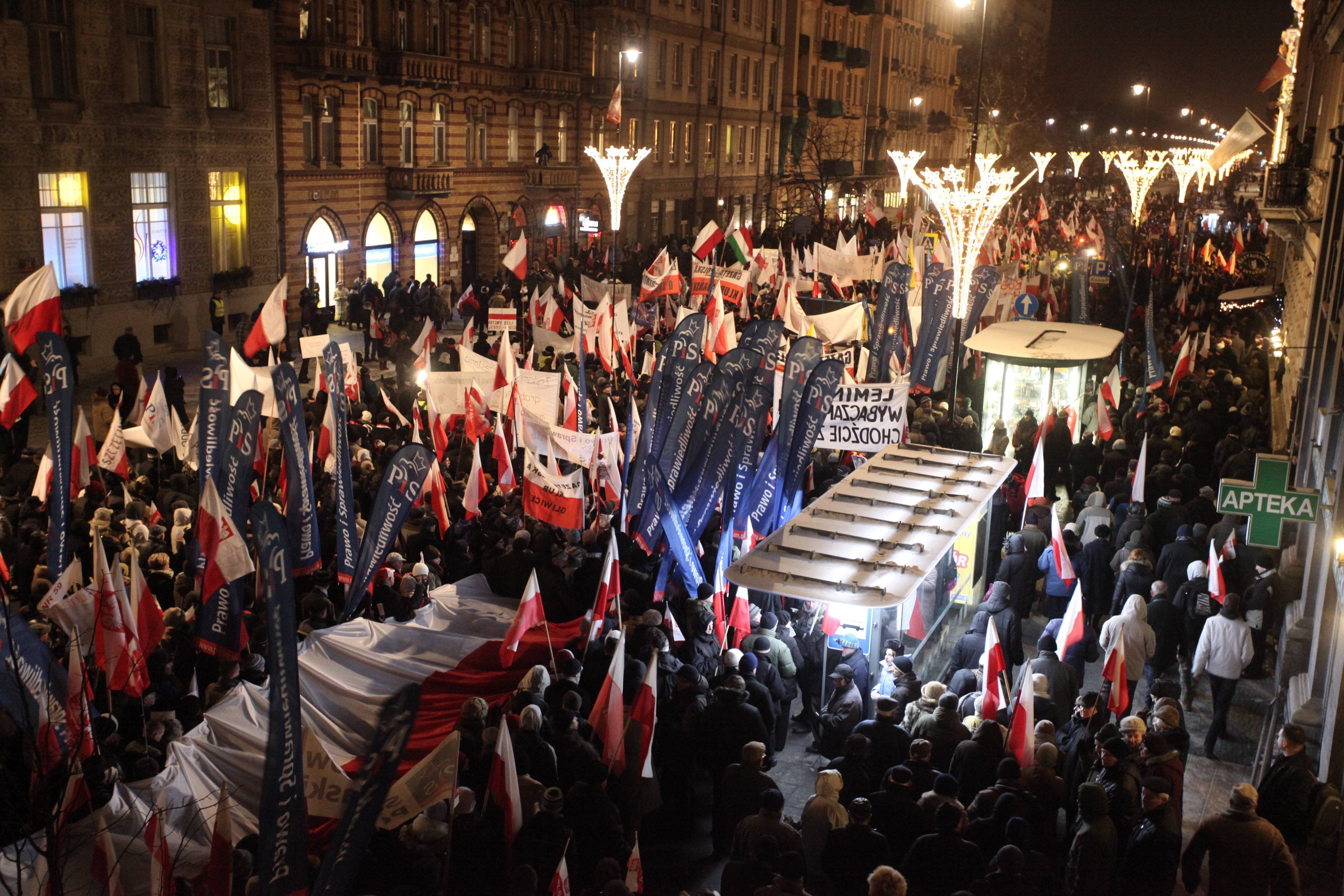 W idącym tłumie powiewają również flagi