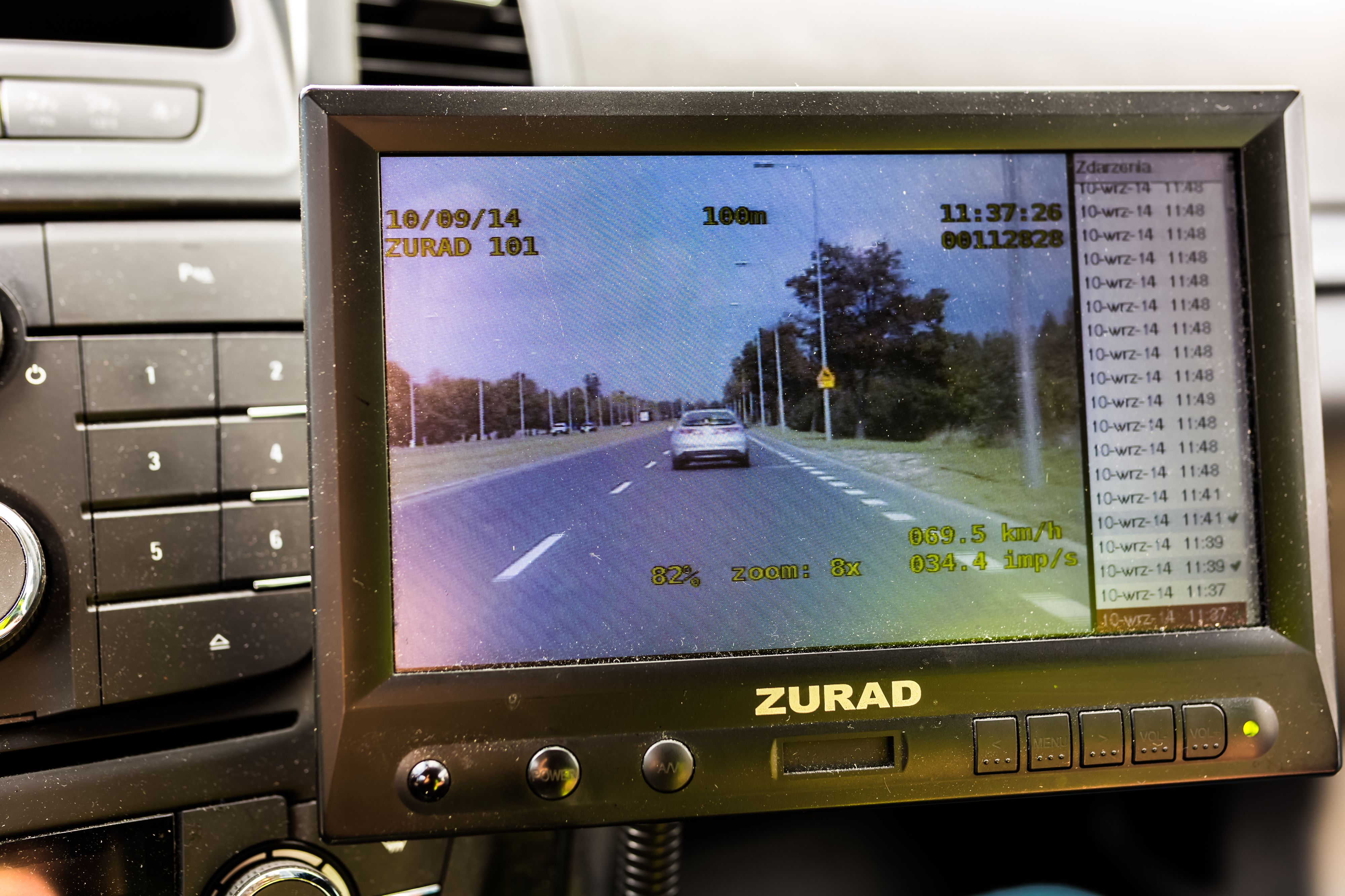 Nieoznakowane radiowozy z wideorejestratorem to najskuteczniejsza broń policji. Nigdy nie wiadomo, gdzie polują, a ich najczęstszą ofiarą jest kierowca, który przekracza prędkość dwu-, a nawet trzykrotnie. Wideorejestratorem można dokumentować również inne wykroczenia. Takie
