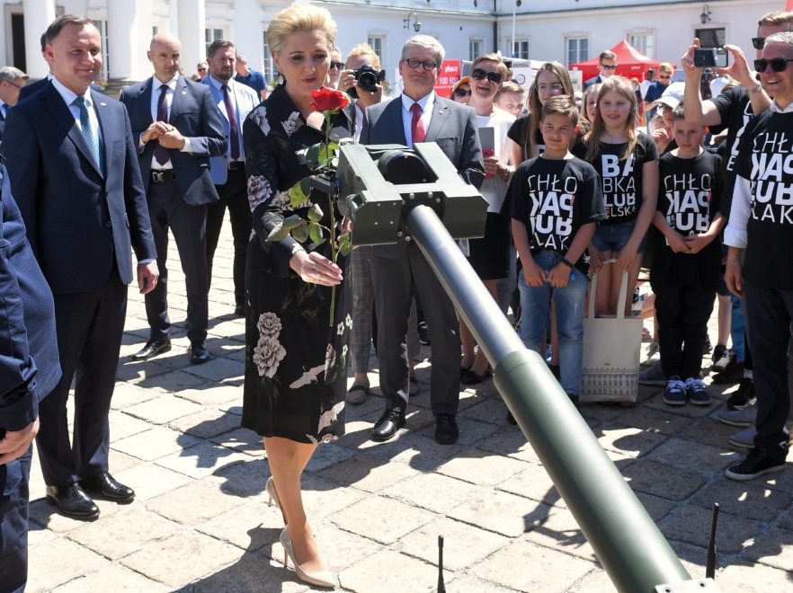 ..., mimo że była uszyta z lekkiej tkaniny. Jaśniejszy kolor sprawdziłby się o tutaj wiele lepiej - nie sądzicie?