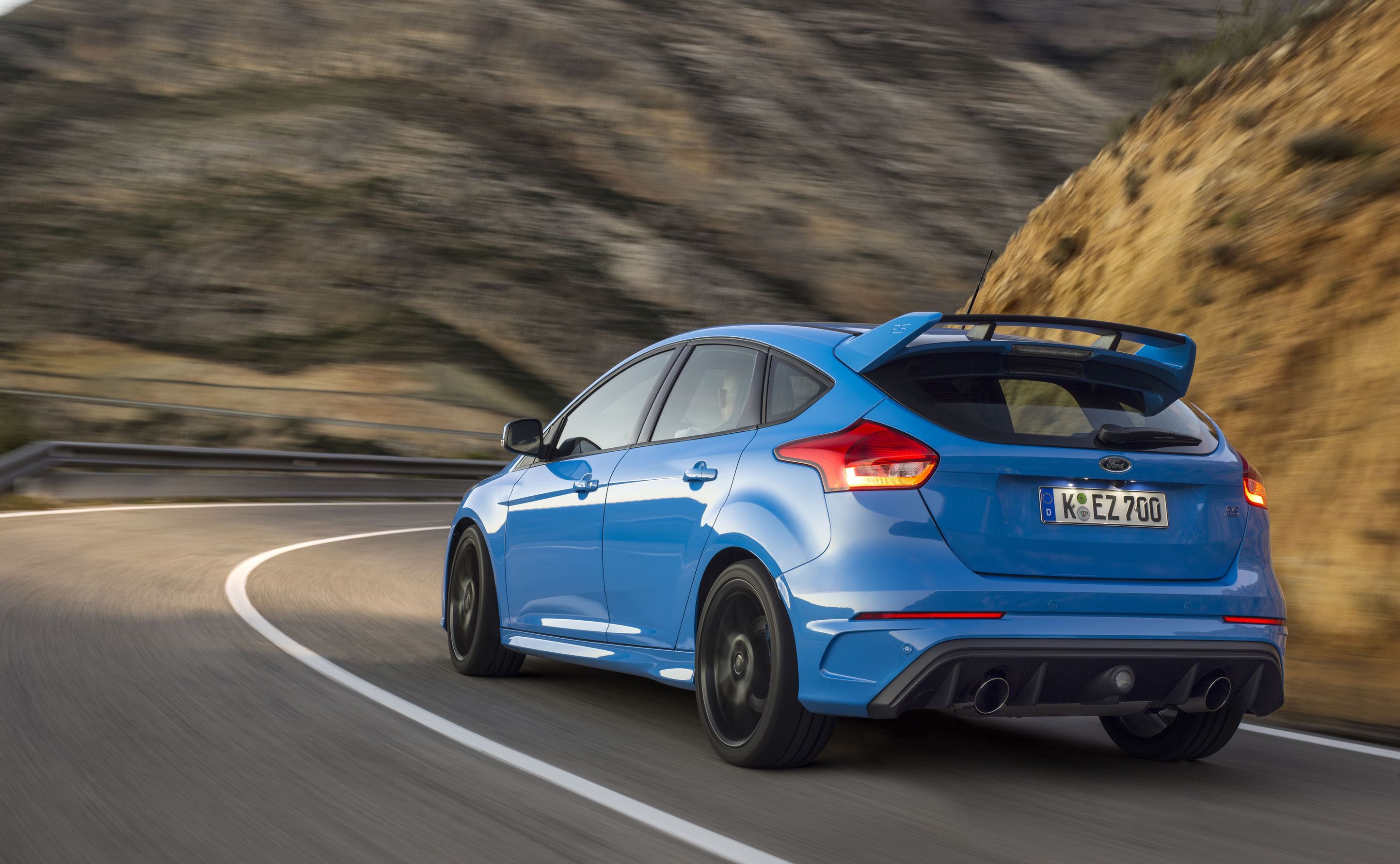Największą niespodzianką jaką skrywa nowy focus RS jest napęd 4x4 Ford Performance All-Wheel-Drive z dynamicznym rozdziałem momentu obrotowego (Dynamic Torque Vectoring). System potrafi nie tylko podzielić napęd między przednią i tylną oś, ale i pomiędzy prawe i lewe koło na tylnej osi. W efekcie do tylnej osi może być dostarczone maksymalnie 70 proc. momentu napędowego, z czego do 100 proc. może otrzymać oddzielnie każde z tylnych kół.