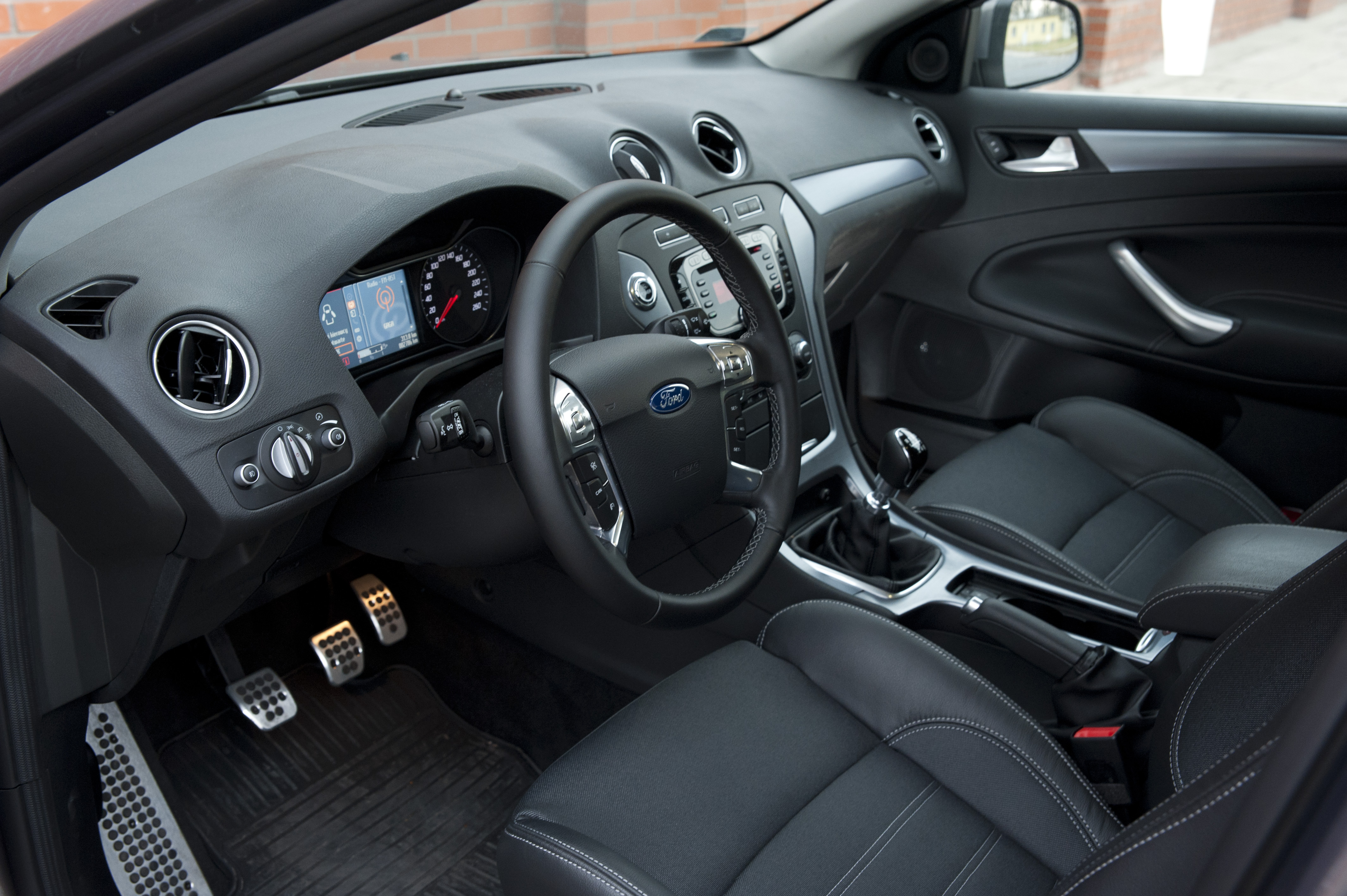 <b>Ford mondeo</b> w 2015 roku spadał na jedenastą pozycję z siódmej w 2014 roku. Ten model producenta z Kolonii kradziono w zeszłym roku 169 razy (240 sztuk - 2014).
