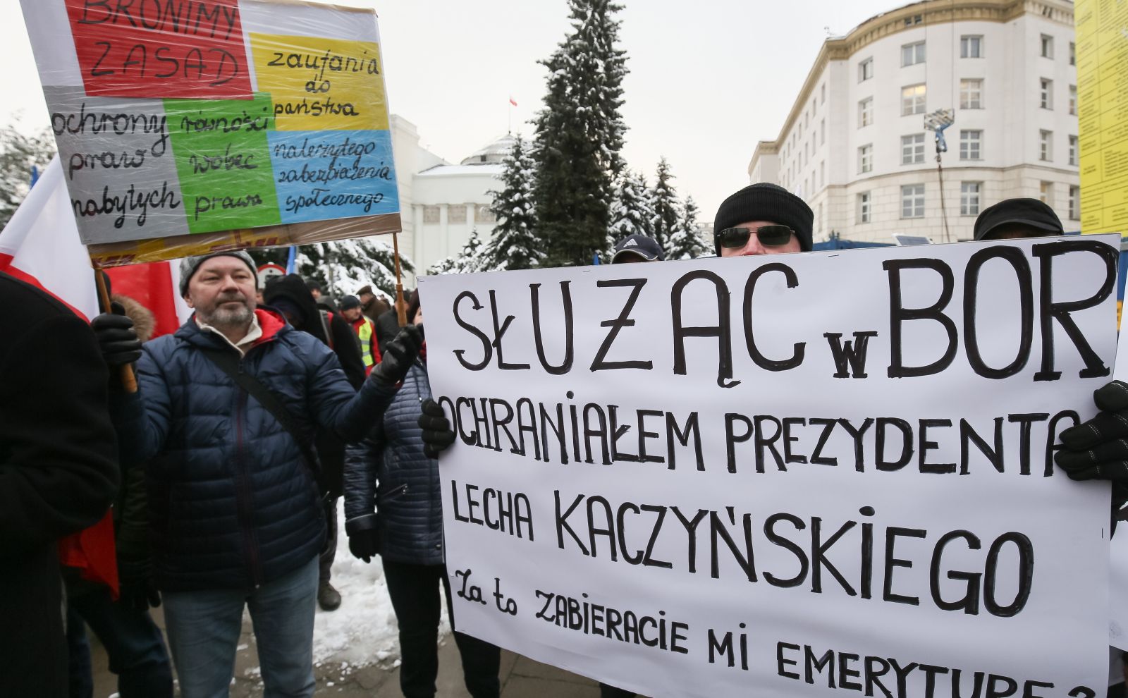 Protest związany jest z projektem zmian w tzw. ustawie dezubekizacyjnej. Projekt zakłada obniżenie świadczeń emerytalnych i rentowych za służbę w latach 1944-1990.