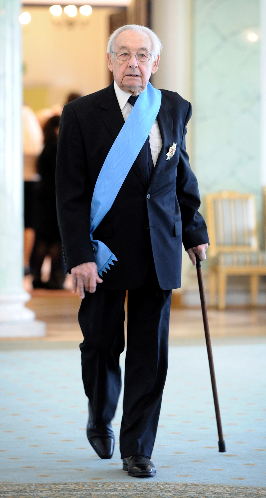 Na zdjęciu archiwalnym z 21.03.2011 r. reżyser Andrzej Wajda po otrzymaniu z rąk prezydenta Bronisława Komorowskiego Order Orła Białego