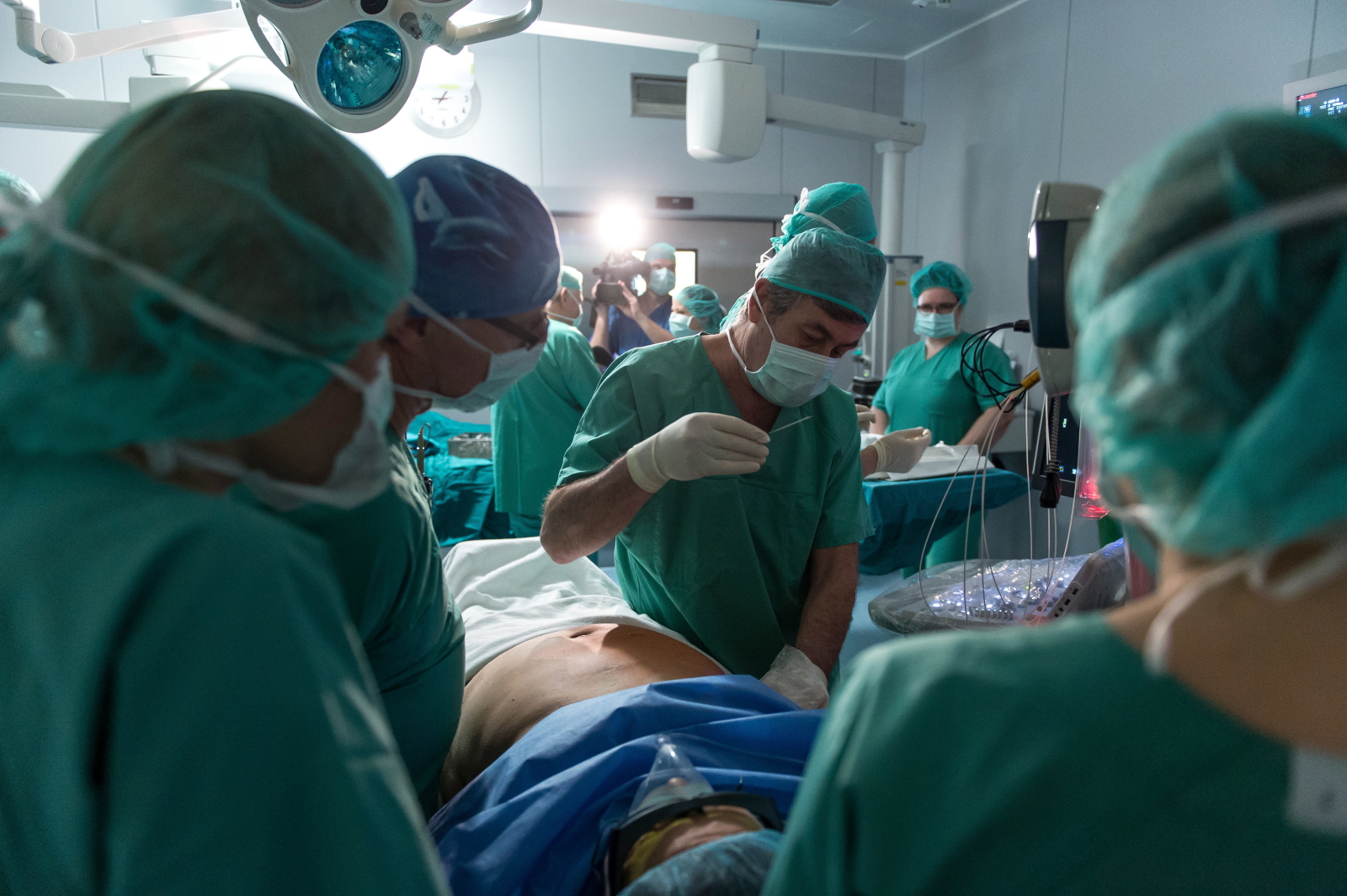 Operacja złośliwego guza wątroby przy użyciu echolasera, przeprowadzona przez polski zespół i włoskiego operatora Giovanniego Giuseppe Di Costanzo