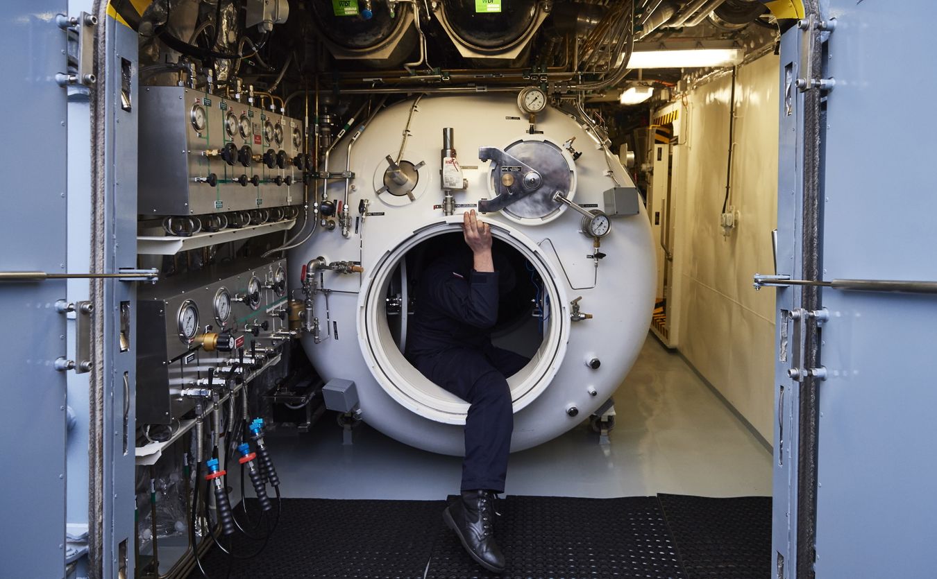 Komora hiperbaryczna na pokładzie nowego okrętu, niszczyciela min ORP Kormoran II