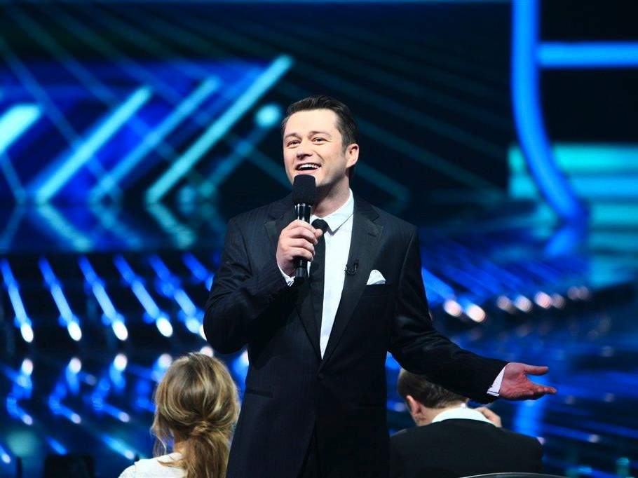 Uśmiechnięty prowadzący Jarosław Kuźniar