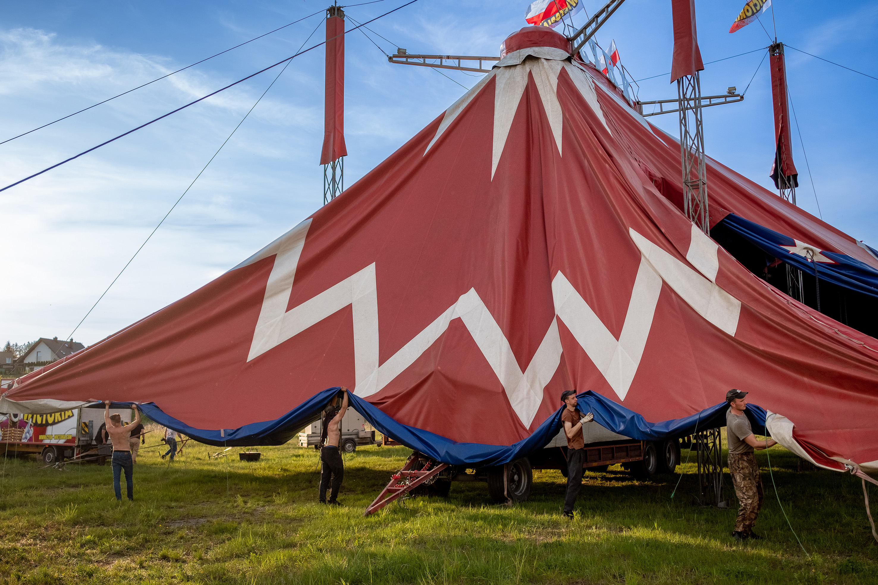 Ekipa Cyrku Wictoria składa namiot po spektaklu w Nowej Rudzie