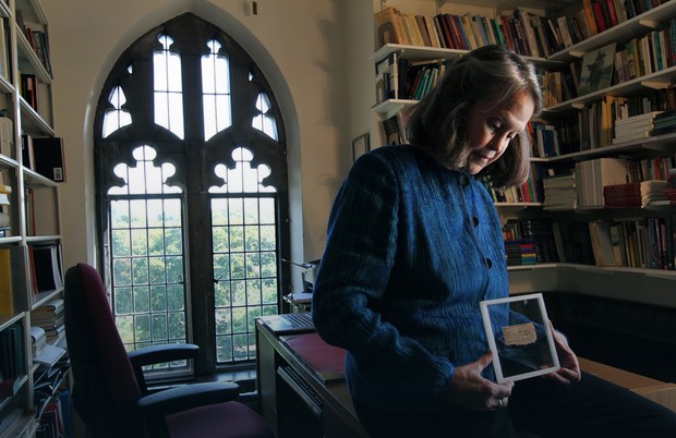Prof. Karen L. King trzymająca fragment papirusu