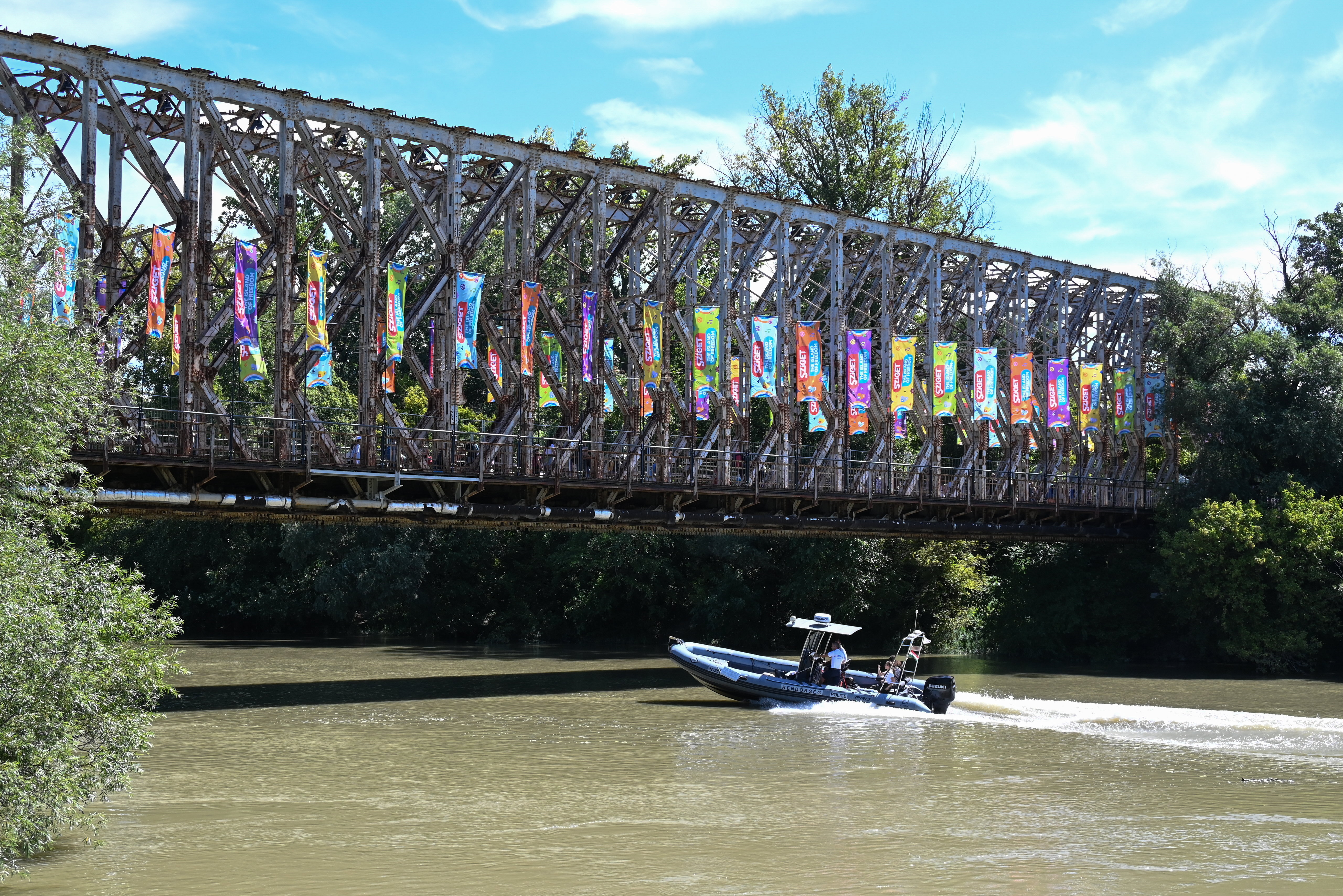 Nem unatkoztak a zsaruk a Szigeten: garázdaság, drogok... és még a rettegett Elf Bar is előkerült – videók