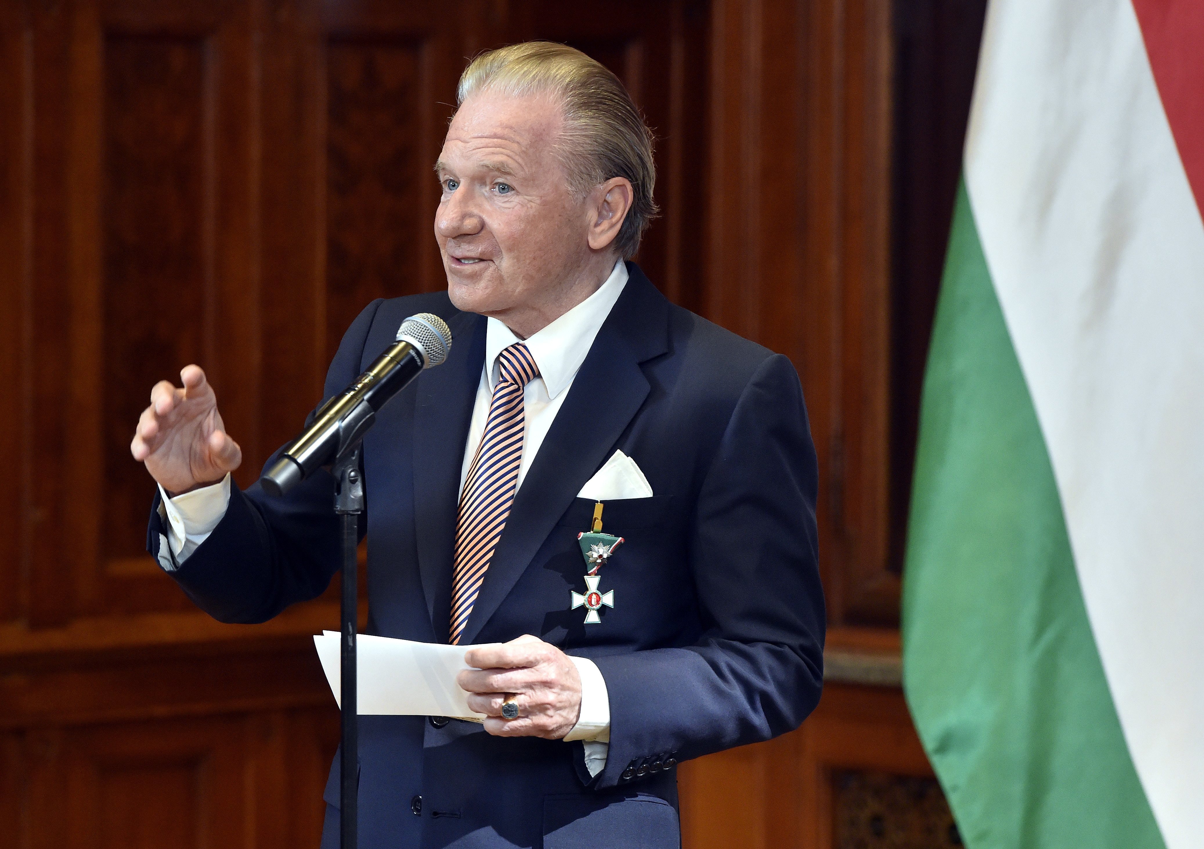 Magyarországon alapít bankot a világ leggazdagabb magyar embere