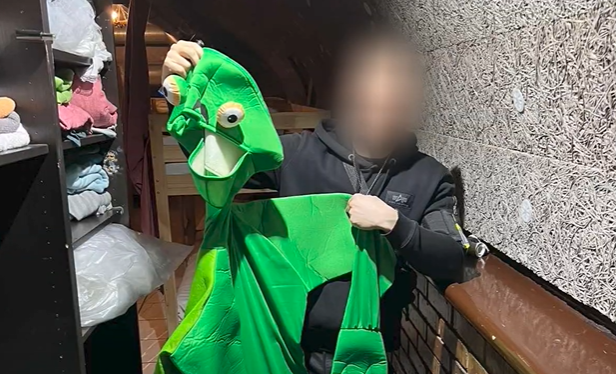 Cigarettával, itallal és pénzel édesgetett magához tiniket egy szigetszentmiklósi pedofil - videón az elfogása