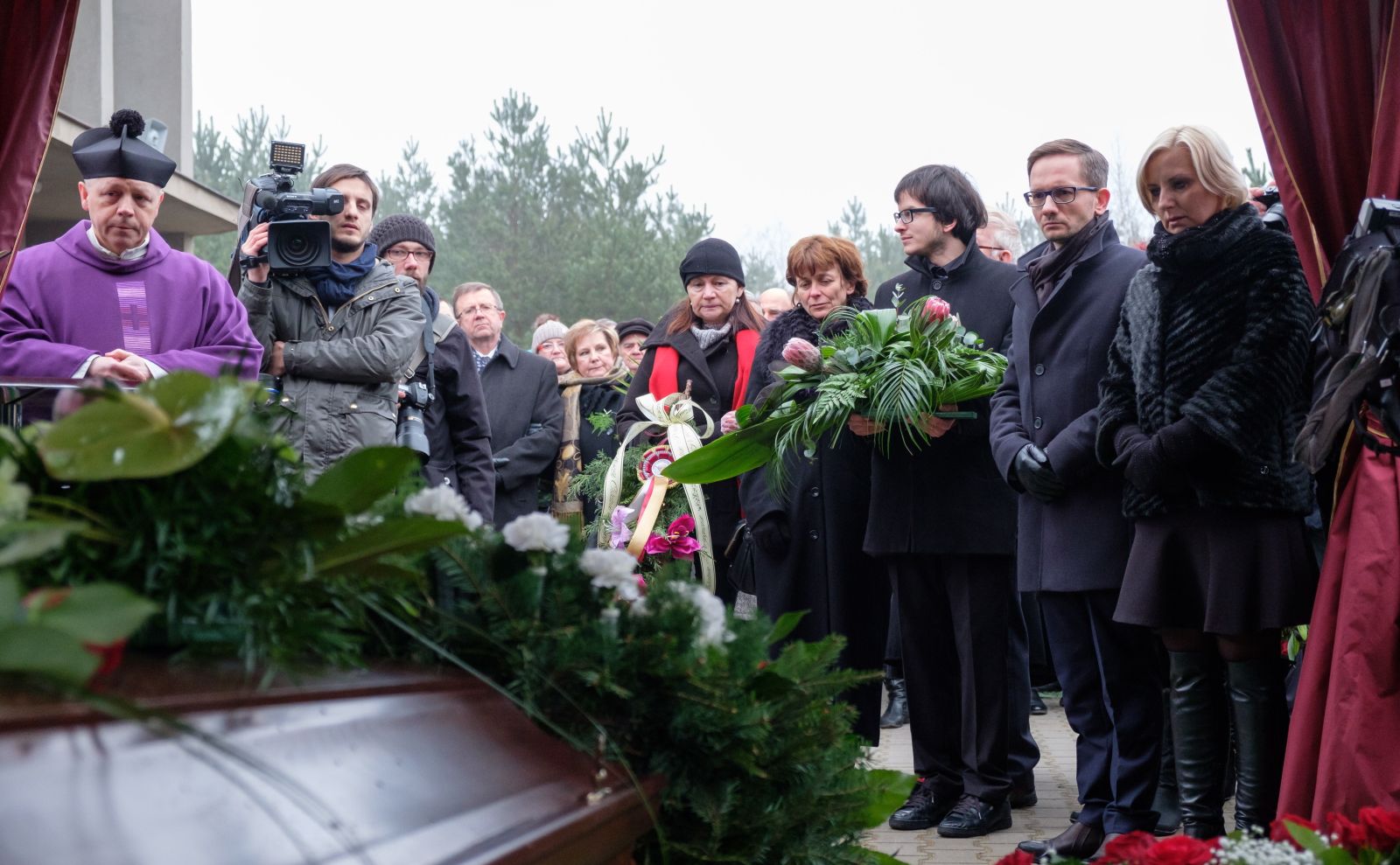 Rodzin i przyjaciele podczas pogrzebu Bohdana Smolenia