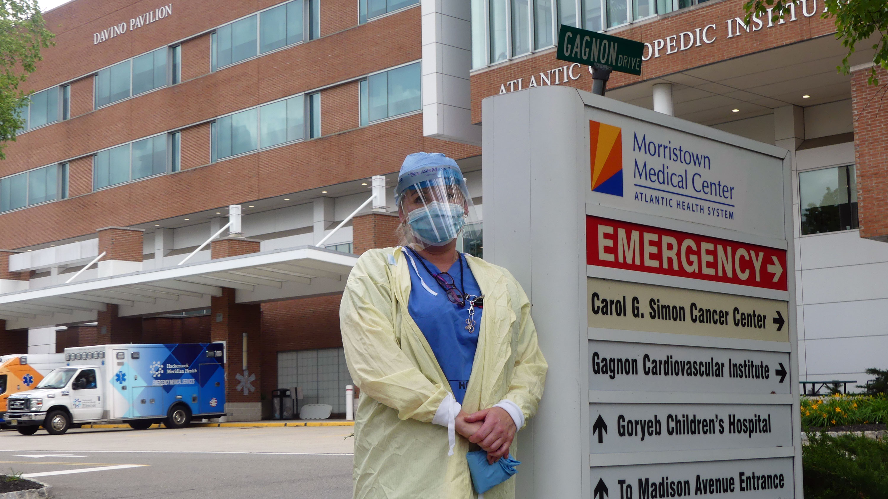 Katarzyna Juścińska przed szpitalem Morristown Medical Center, New Yersey, maj 2020 r.