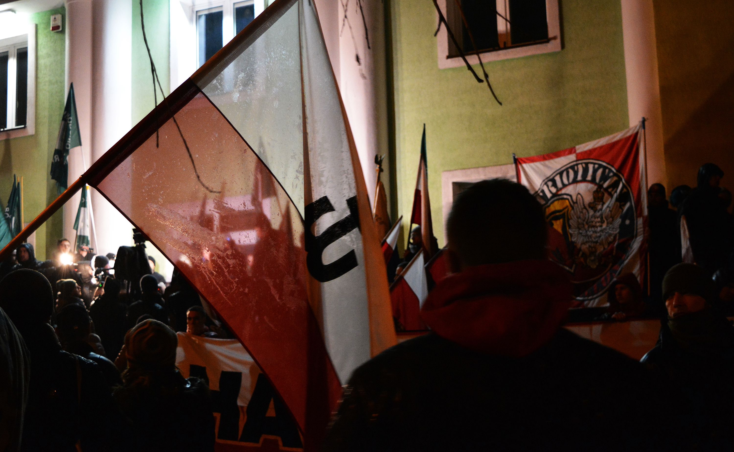 Wtedy też wzbudził on kontrowersje, pojawiły się protesty różnych środowisk, m.in. partii politycznych, w tym m.in. Partii Razem.