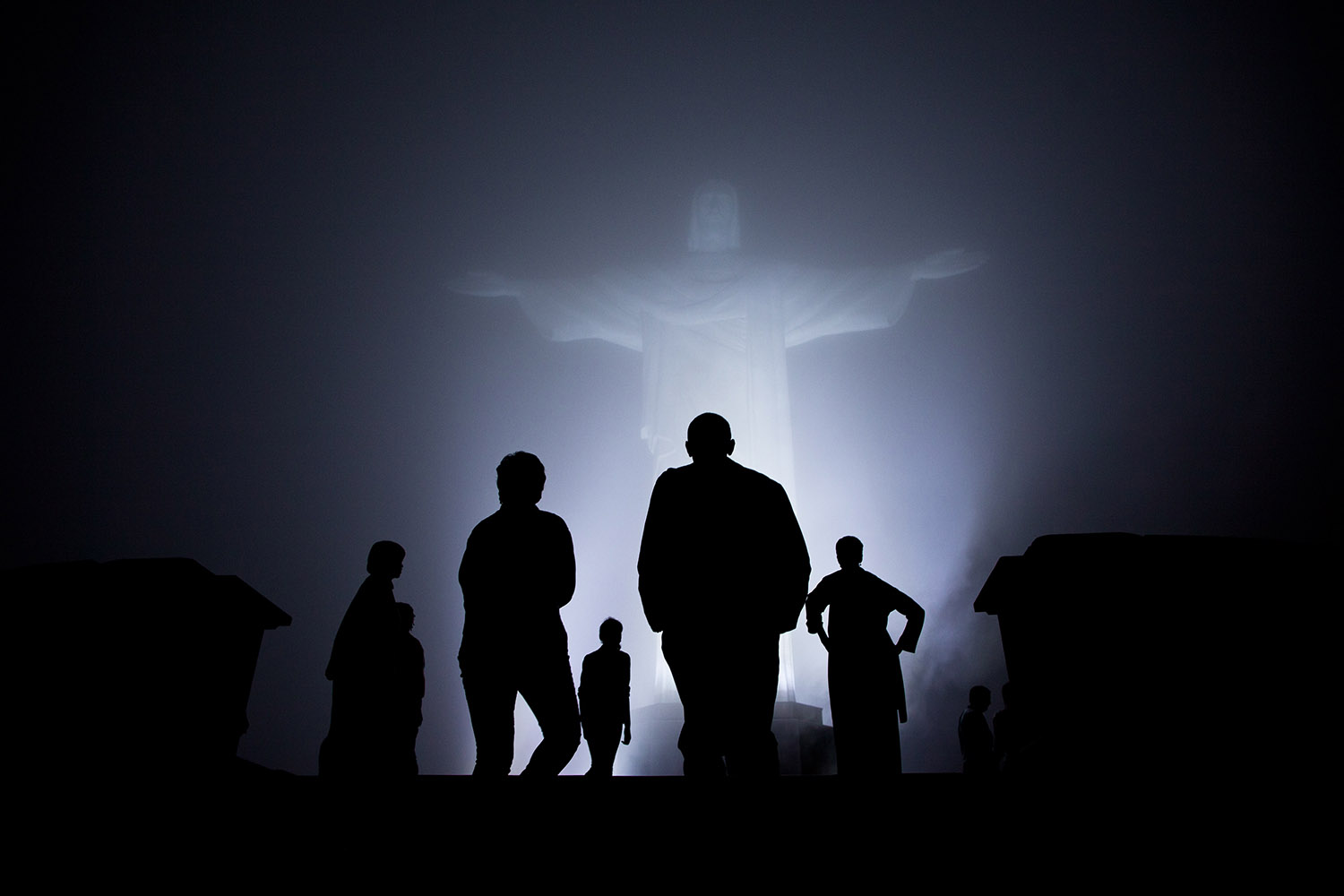 20 marca 2011 roku, Rio de Janeiro. Obama we mgle wspina się na wzgórze, na którym wznosi się słynny pomnik Jezusa z rozłożonymi ramionami
