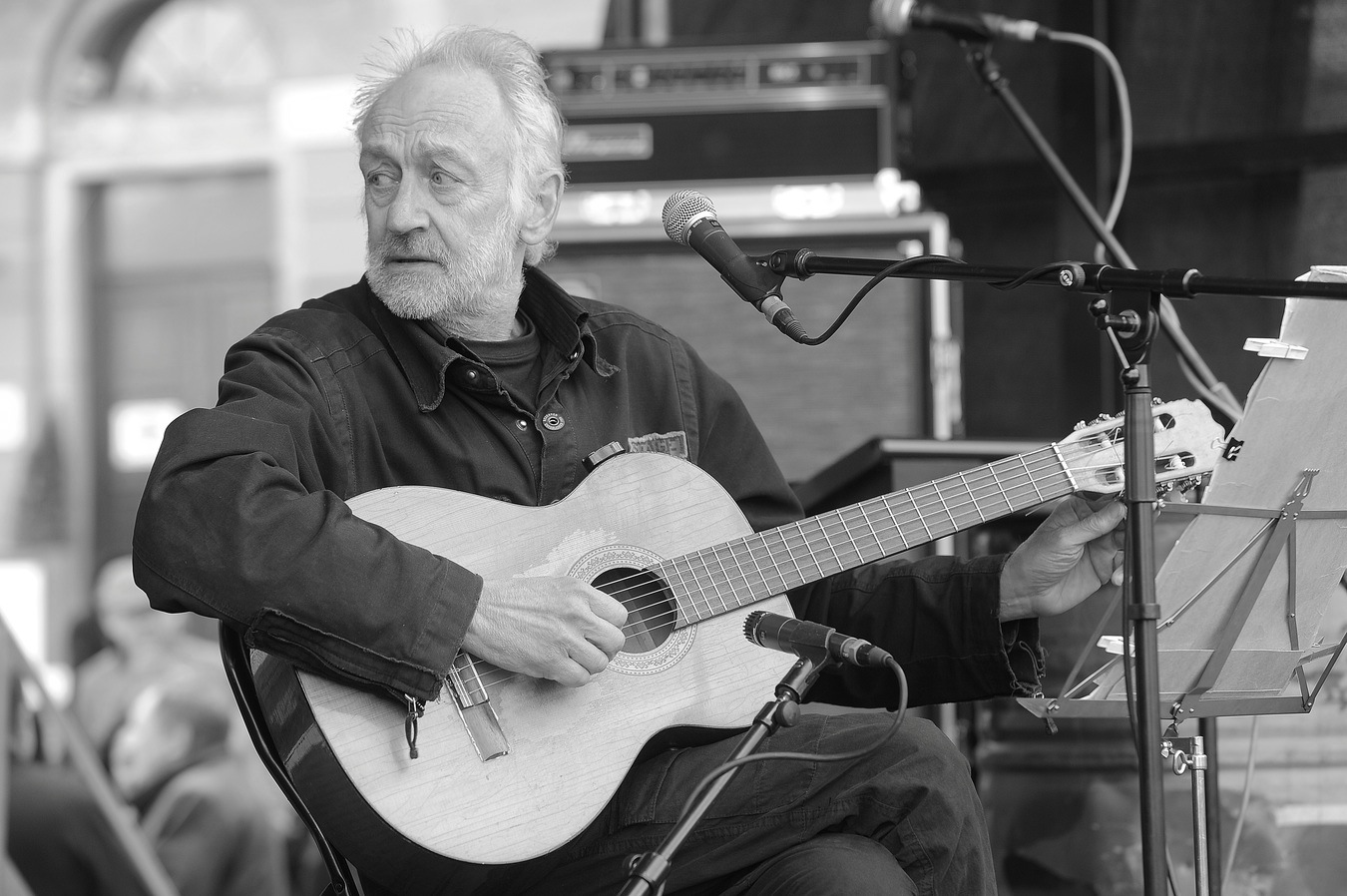 Pieśniarz, kompozytor, nauczyciel muzyki, a nade wszystko legendarny bard